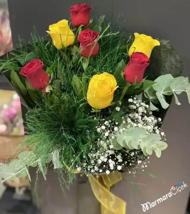 Sarı ve Kırmızı Çiçeklerle Dekorasyonda Canlılık ve Sıcaklık Yaratma Yöntemleri