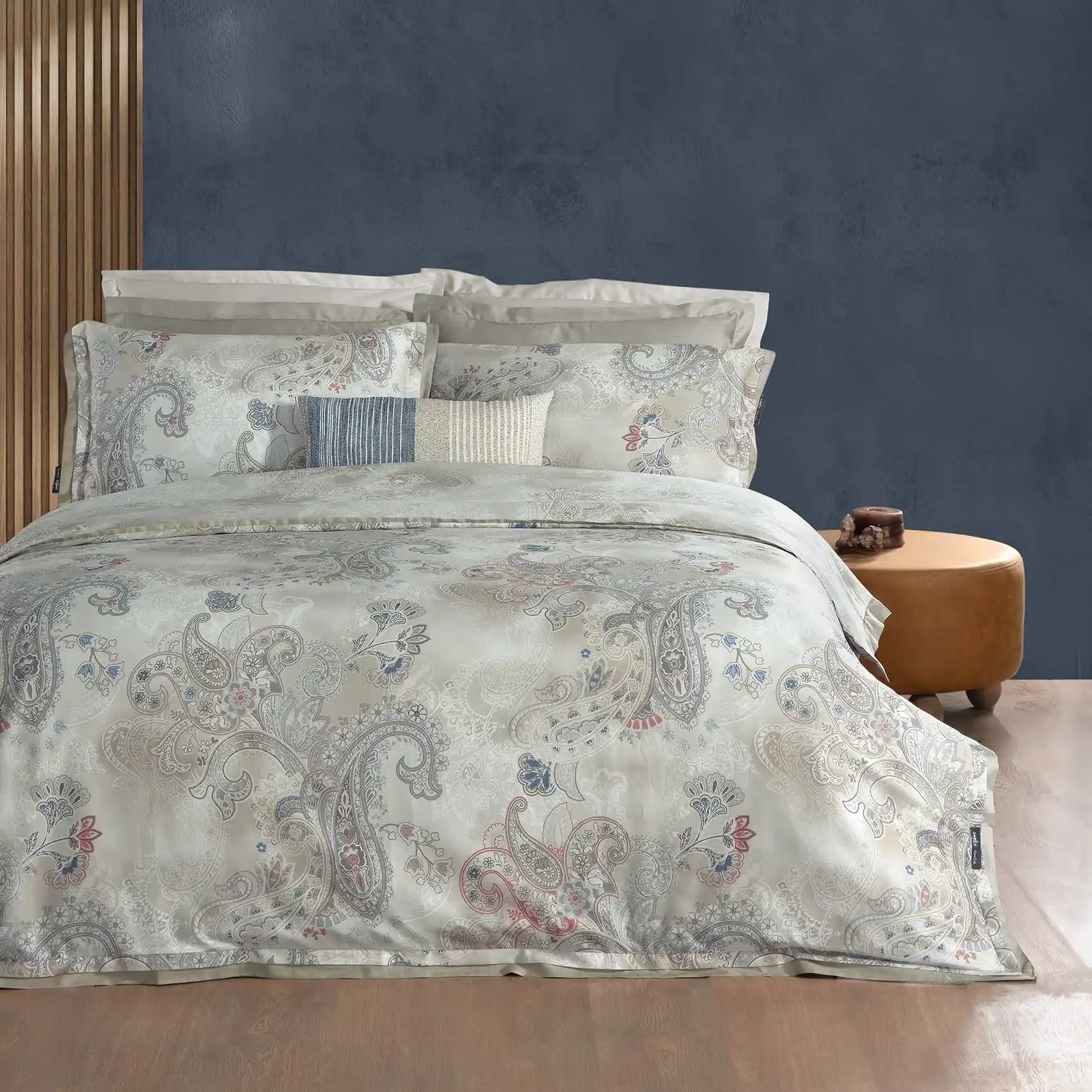 Saten Nevresim: Şıklık ve Konforun Buluştuğu Modern Yatak Odası Dekorasyonu Rehberi