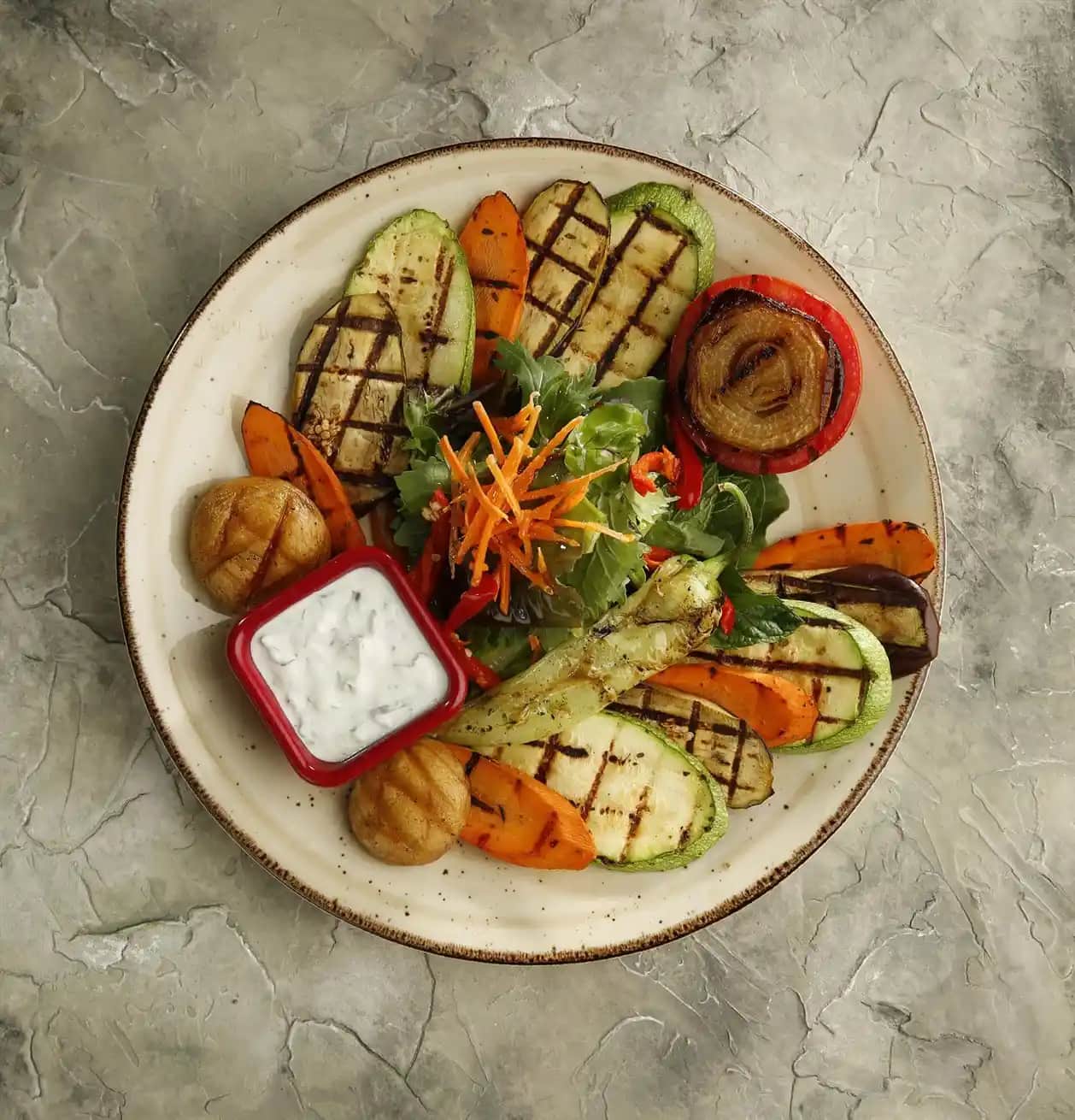 Sebze Tabağı Hazırlama ve Sunum İpuçlarıyla Sağlıklı ve Estetik Sofralar