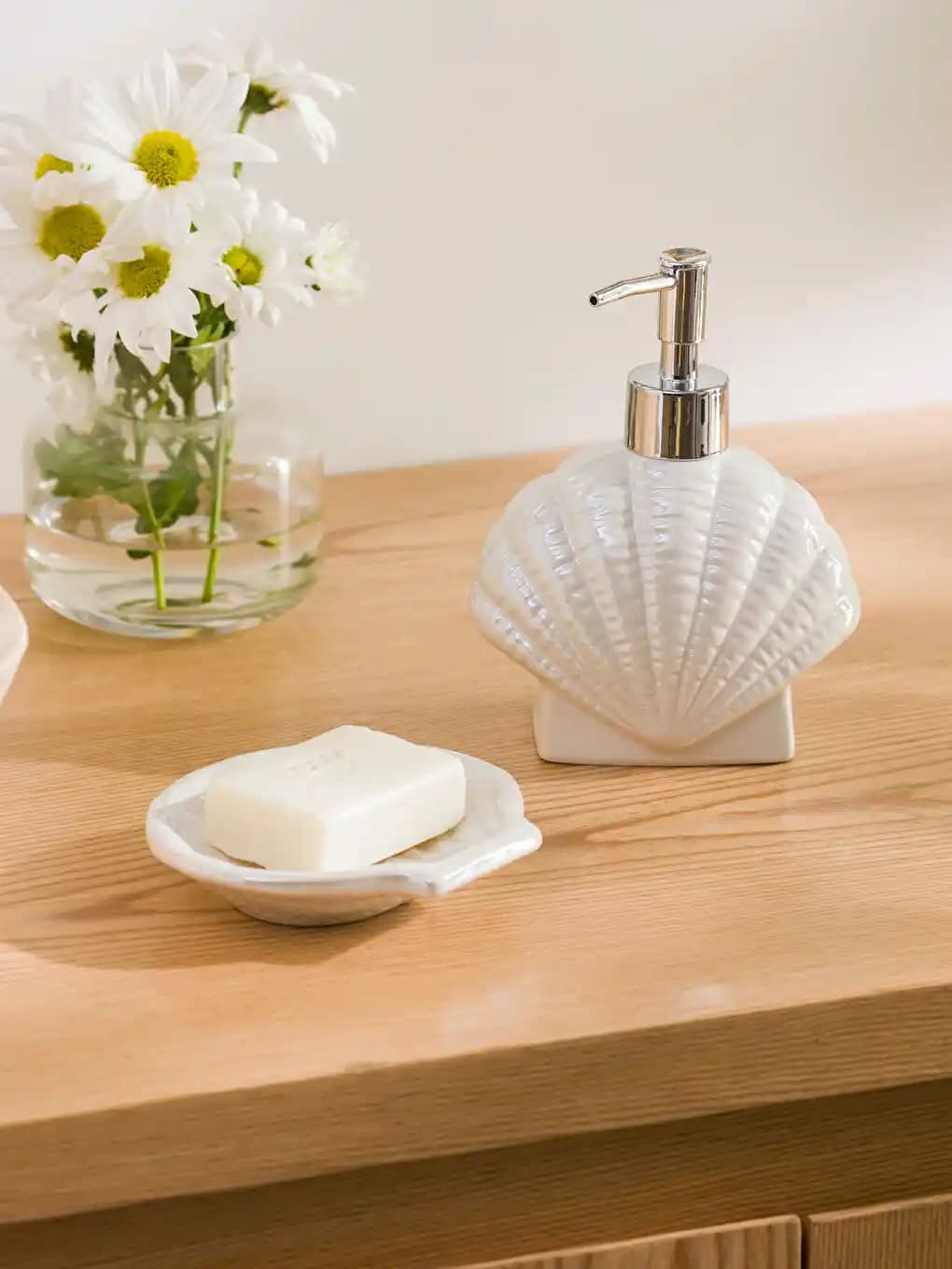 Seramik Sabunluklar ile Modern ve Şık Banyo Dekorasyonları