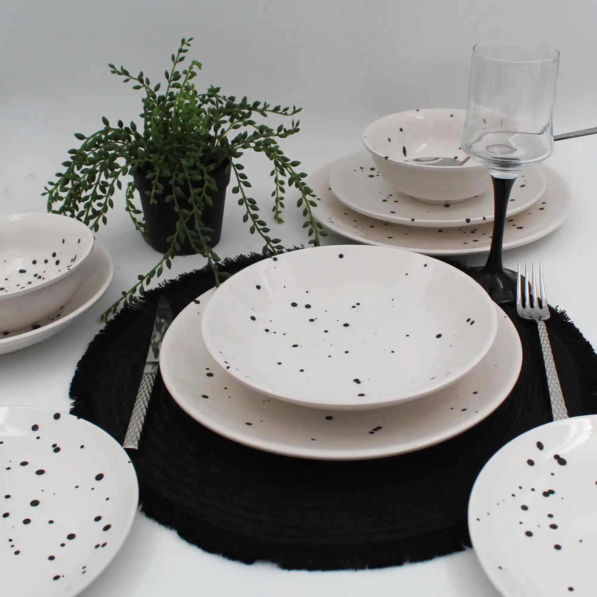 Siyah Beyaz Yemek Takımlarıyla Ev Dekorasyonunda Zarafet ve Şıklık