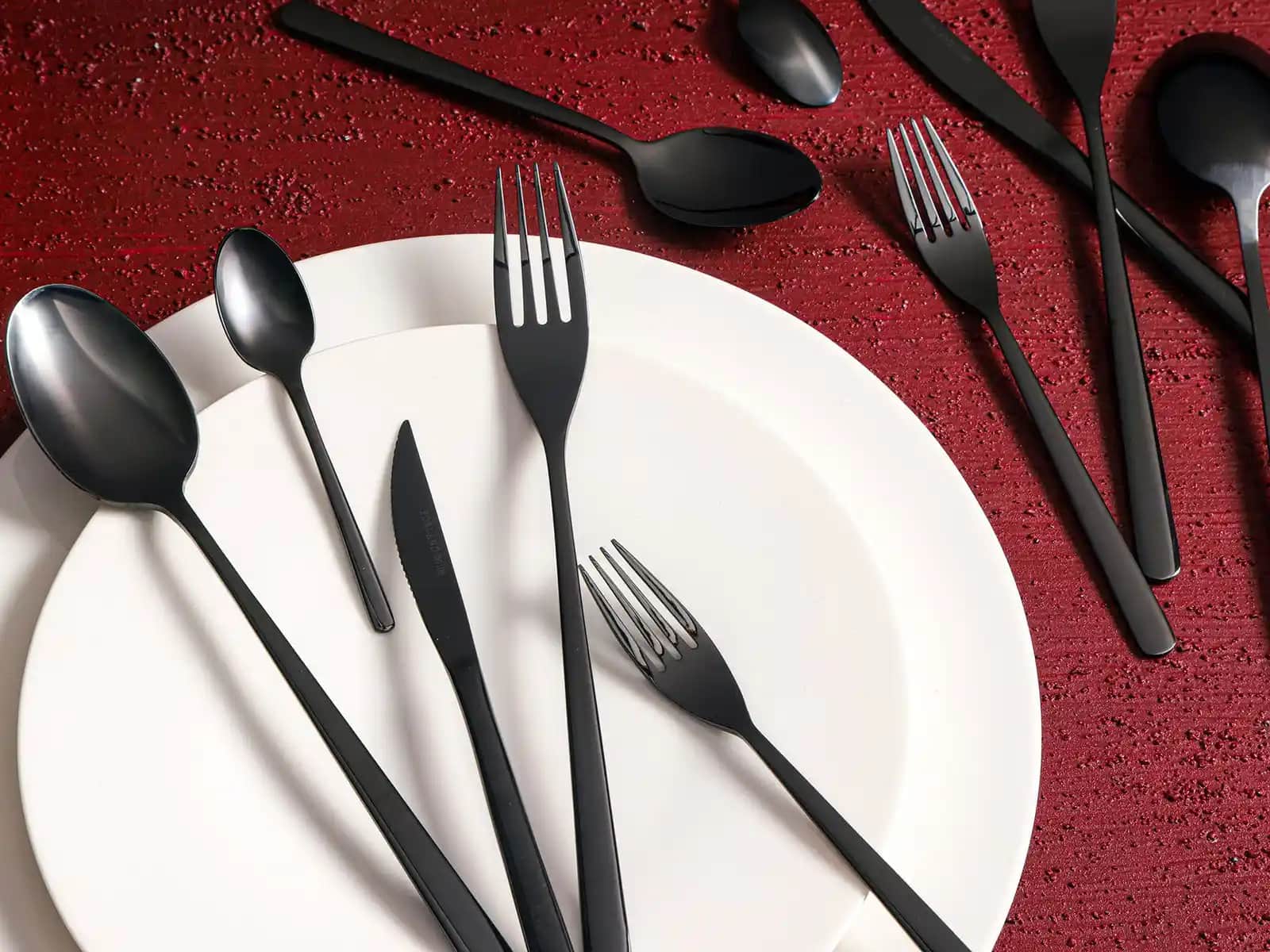 Siyah Çatalın Dekorasyonda Kullanımı ve Modern Masa Düzenleri İpuçları