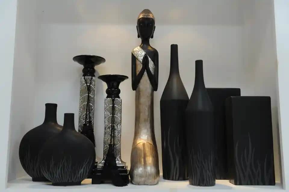 Siyah Ev Aksesuarlarıyla Modern ve Şık Dekorasyon İpuçları ve Kullanım Önerileri