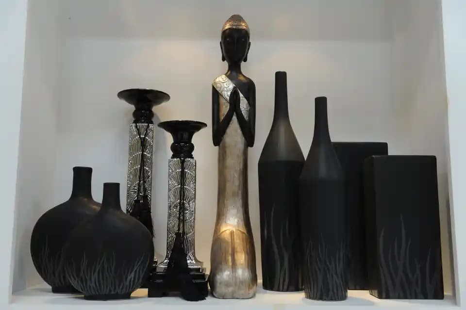 Siyah Ev Aksesuarlarıyla Modern ve Şık Dekorasyon İpuçları ve Kullanım Önerileri