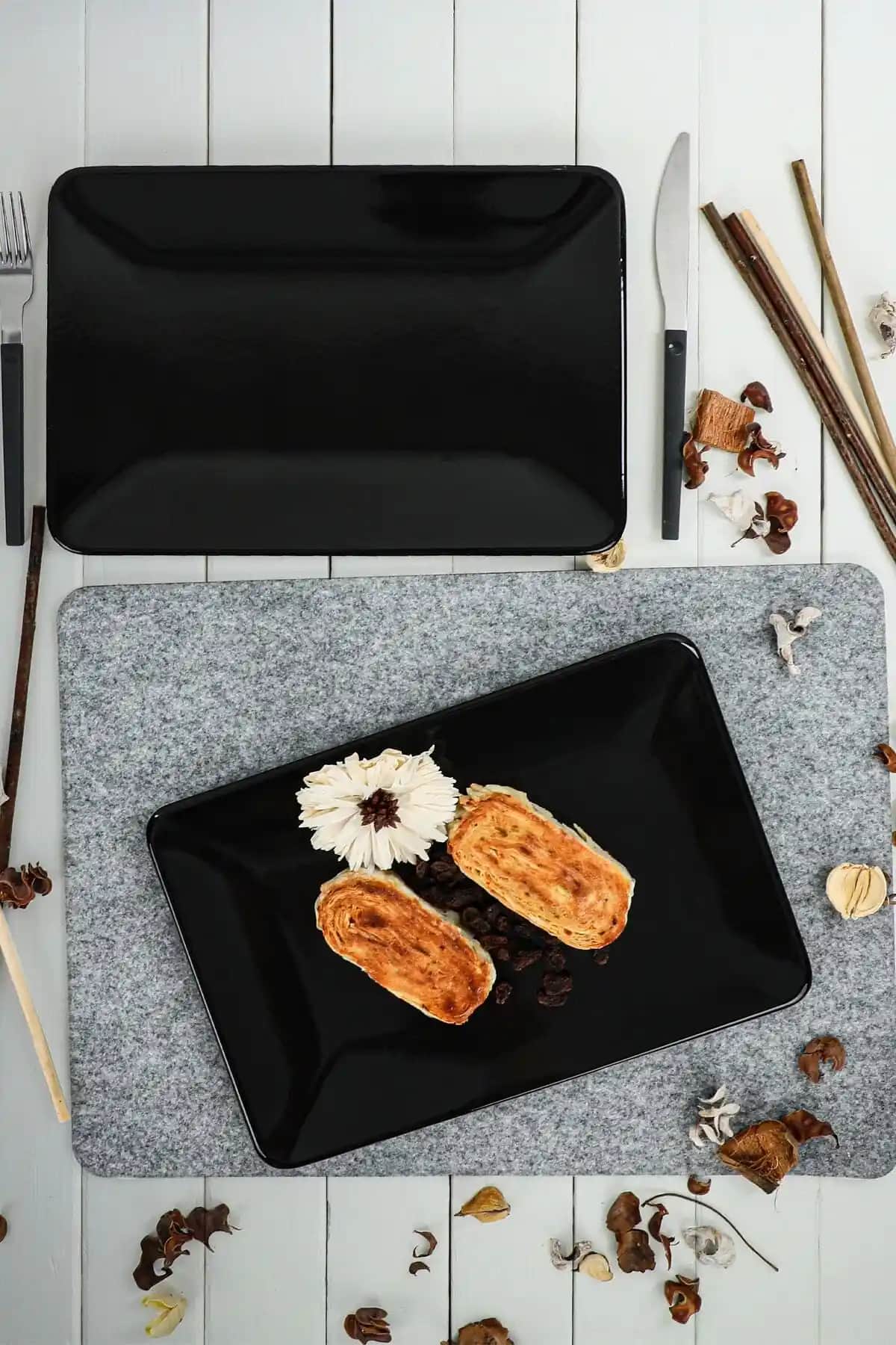 Siyah Kayık Tabaklar ile Dekorasyonda Zarafet ve Şıklık Yaratın