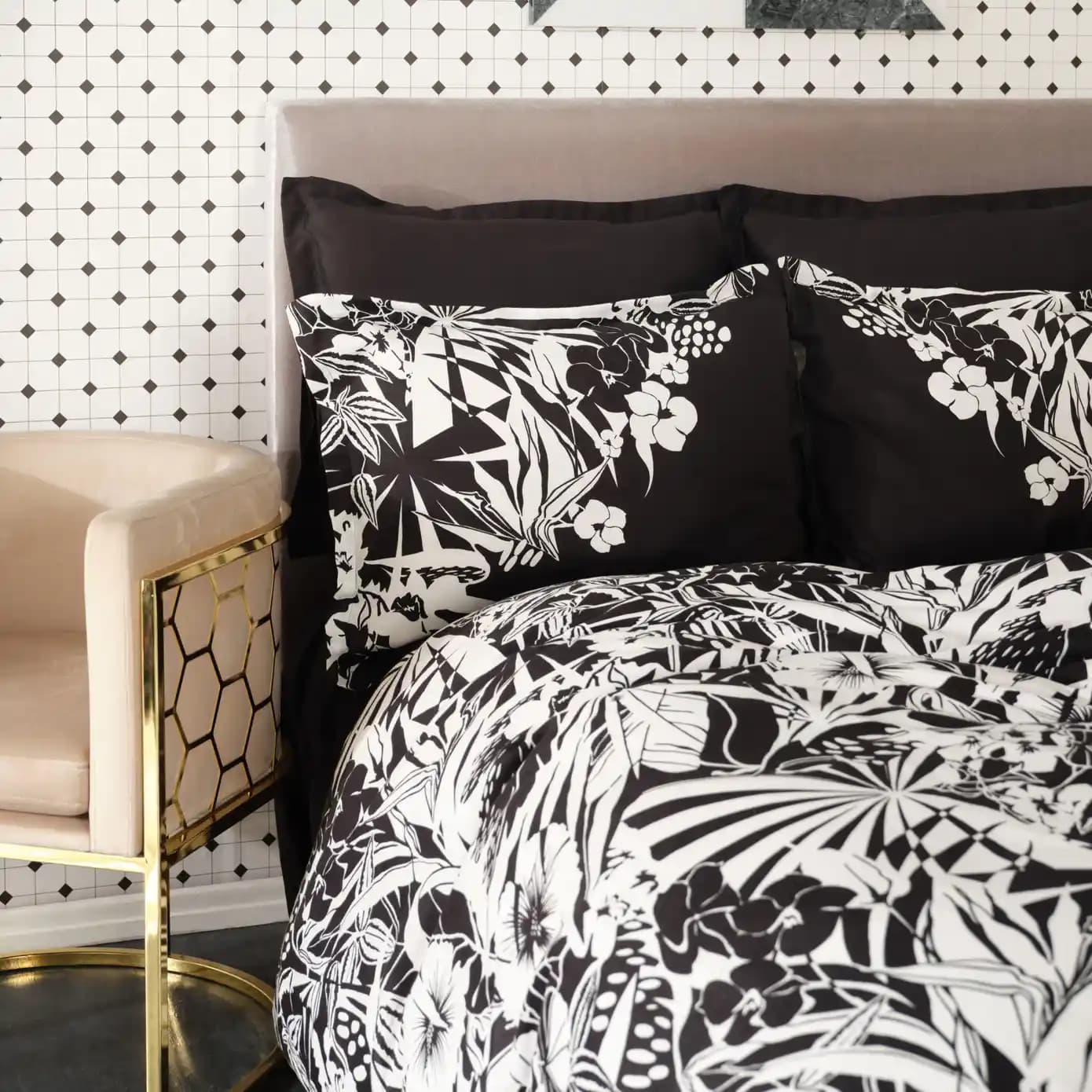 Siyah Pamuk Saten Nevresim Takımıyla Modern ve Şık Yatak Odası Dekorasyonu