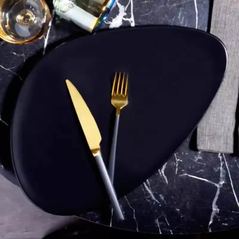 Siyah Sunum Tabağı ile Dekorasyonda Şıklık ve İşlevsellik Yaratın