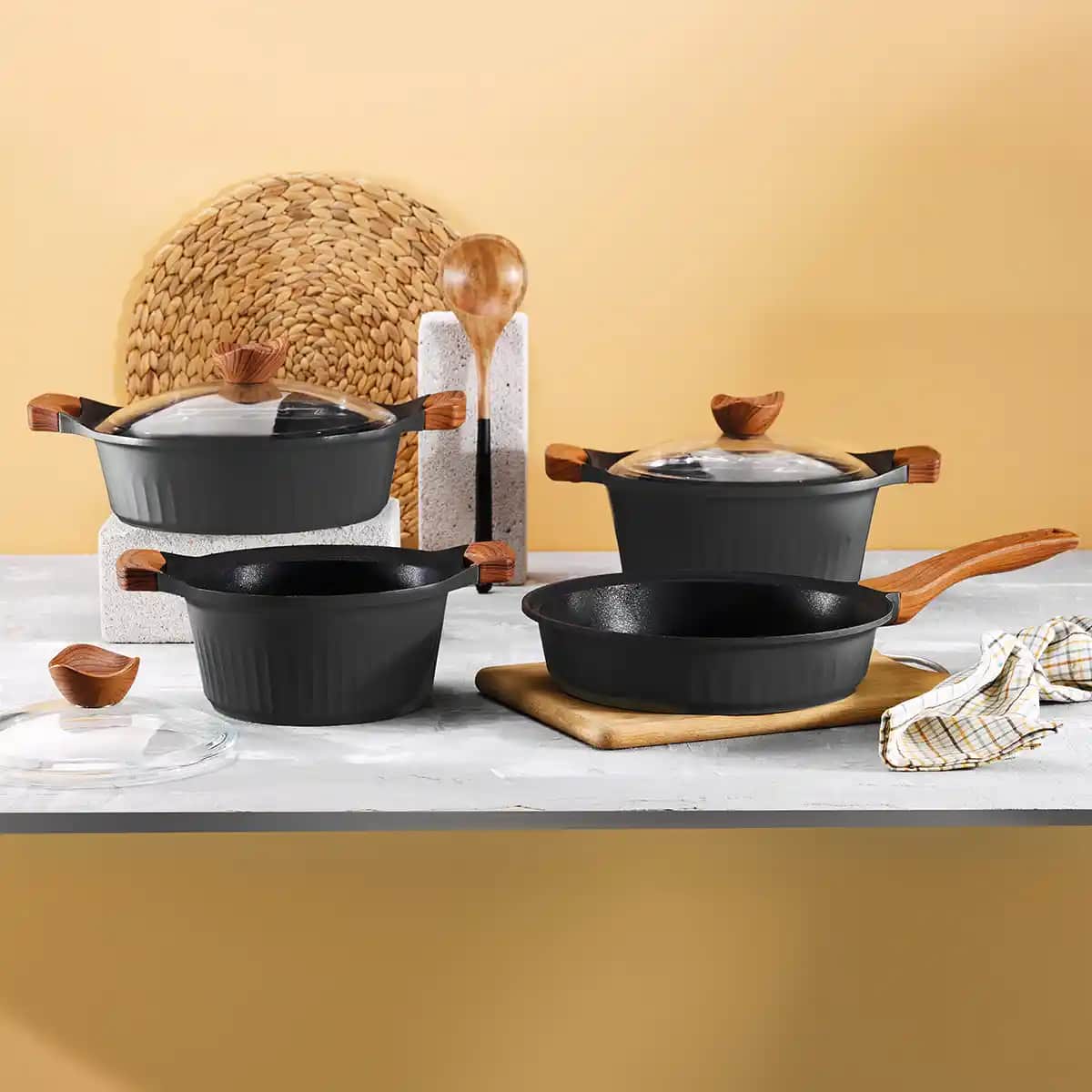 Siyah Tencere Setleriyle Modern ve Şık Mutfak Dekorasyonu İpuçları