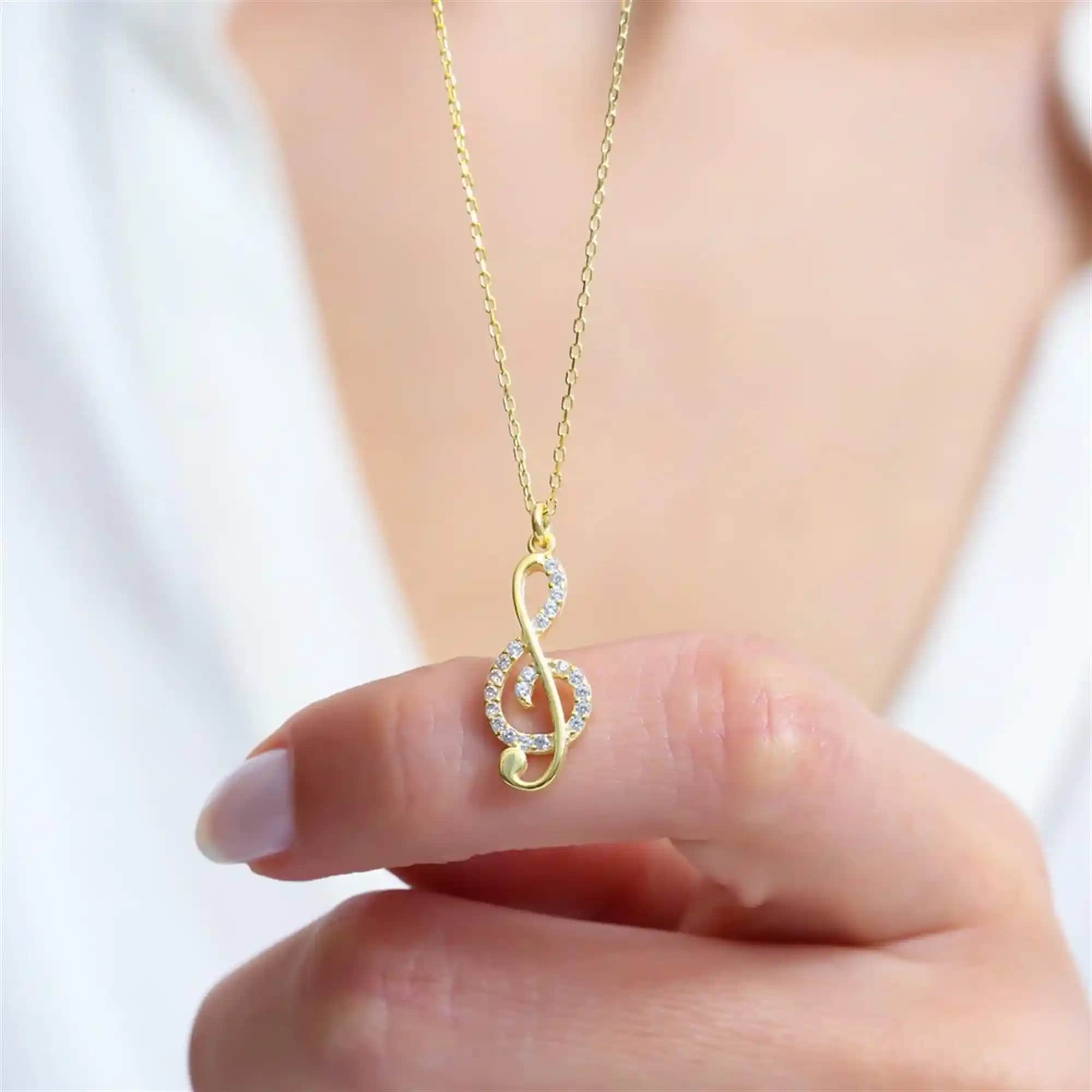 Sol Anahtarlı Kolye: Dekorasyon ve Mobilyada Şıklığın Modern ve Anlamlı Yansıması