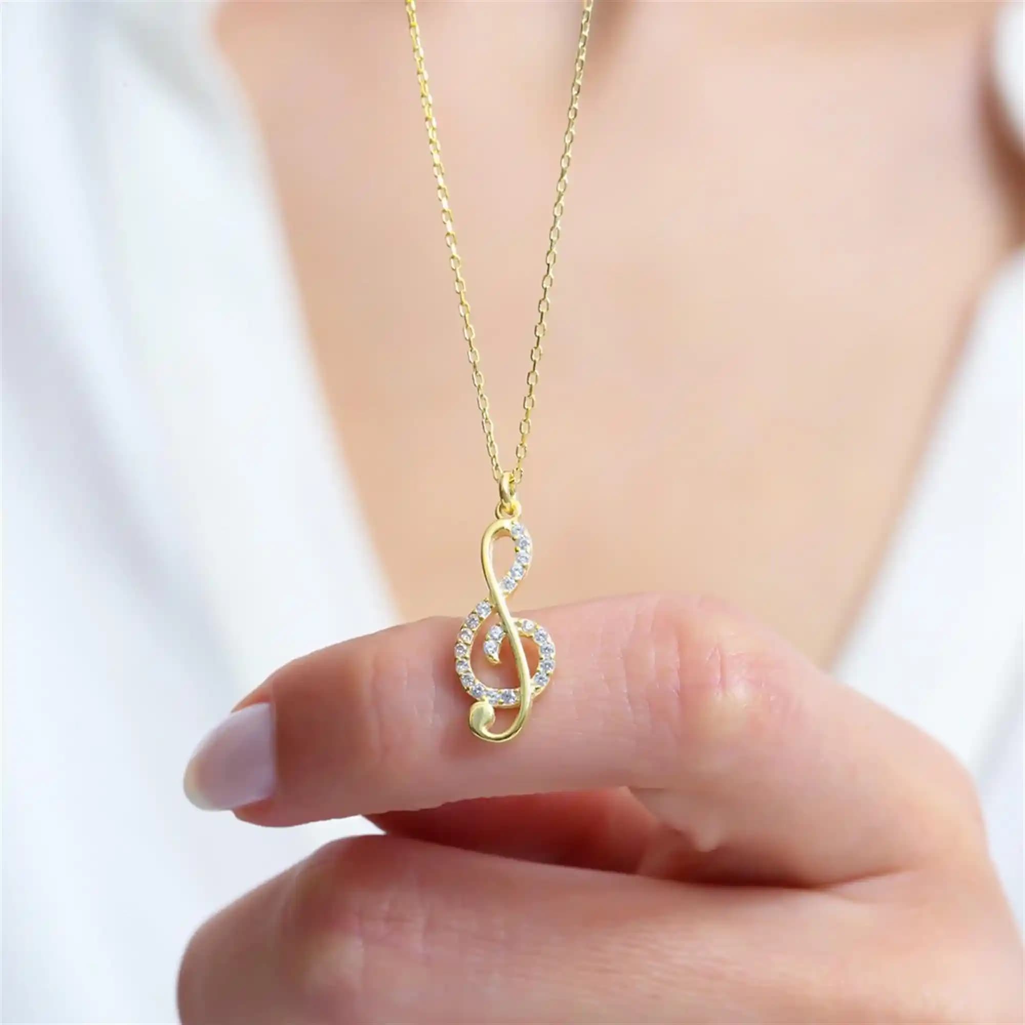 Sol Anahtarlı Kolye: Dekorasyon ve Mobilyada Şıklığın Modern ve Anlamlı Yansıması