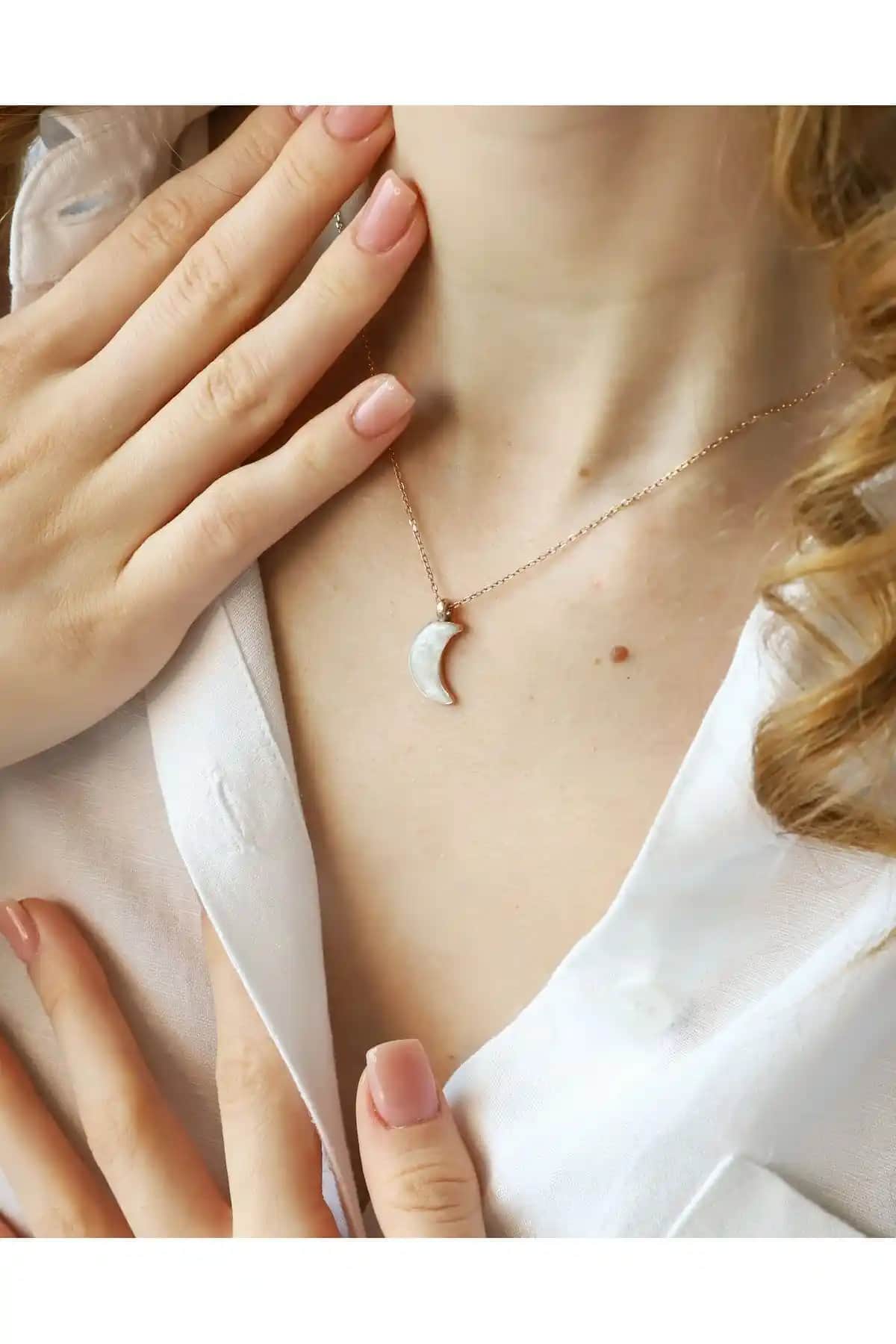 Soprano Ay Kolye Dekorasyon ve Mobilyada Zarif Detaylar Sunar