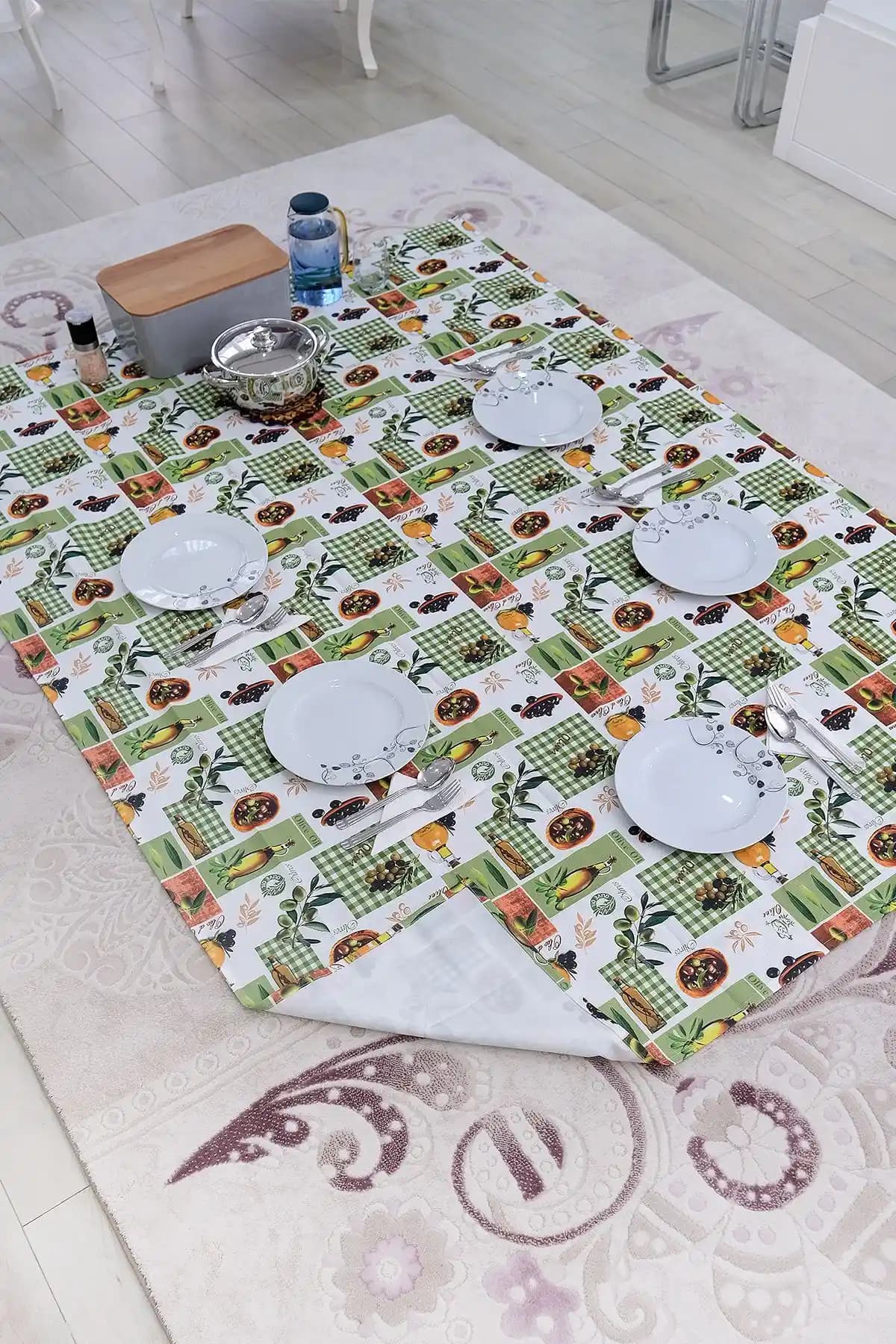 Su Geçirmez Sofra Bezi: Modern Mutfaklar İçin Dayanıklı ve Şık Masa Koruyucu