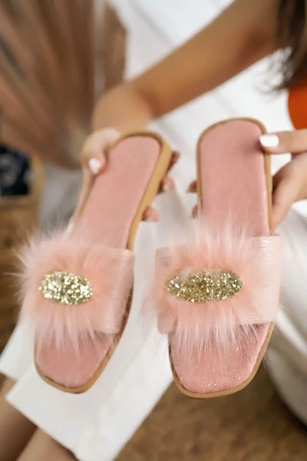 Süslü Ev Terlikleri ile Dekorasyonda Zarafet ve Konforun Buluşması