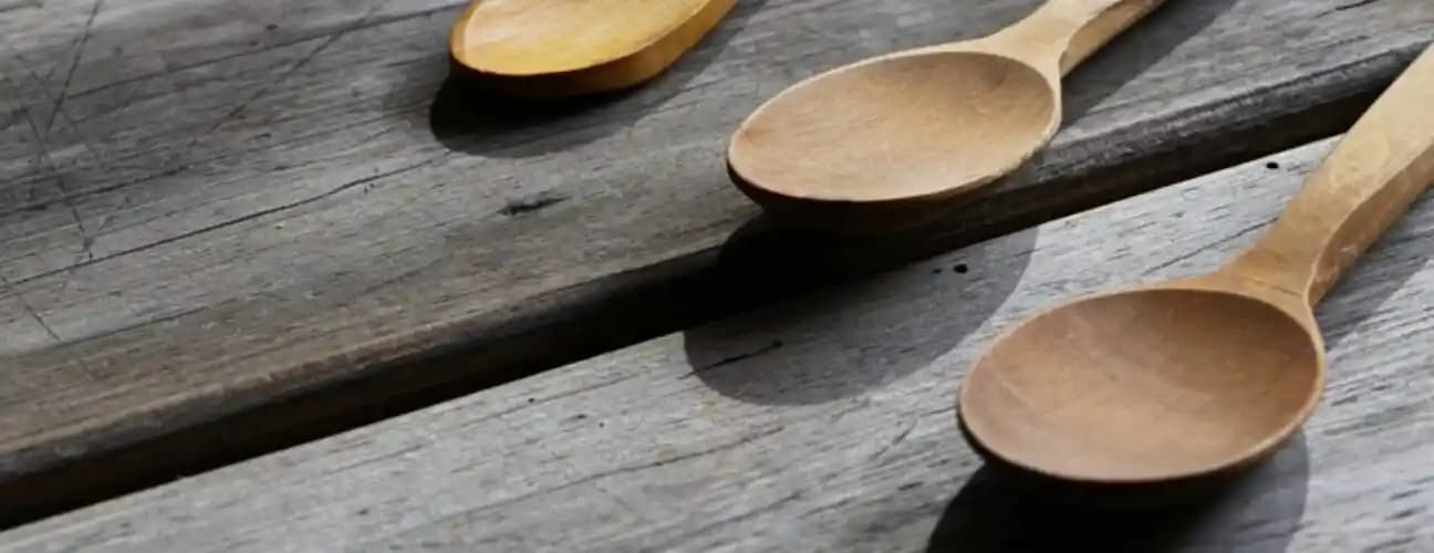 Tahta Kaşık Temizleme Yöntemleri ve Bakım İpuçları: Uzun Ömürlü Kullanım İçin Rehber