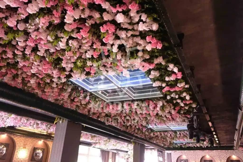 Tavan Dekorasyonunda Yapay Çiçekler: Estetik ve Dayanıklı Çözüm Seçenekleri