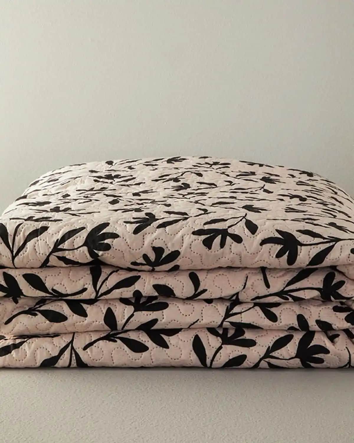 Tek Kişilik Çok Amaçlı Örtüler: Fonksiyonellik ve Estetiğin Birleştiği Pratik Çözümler