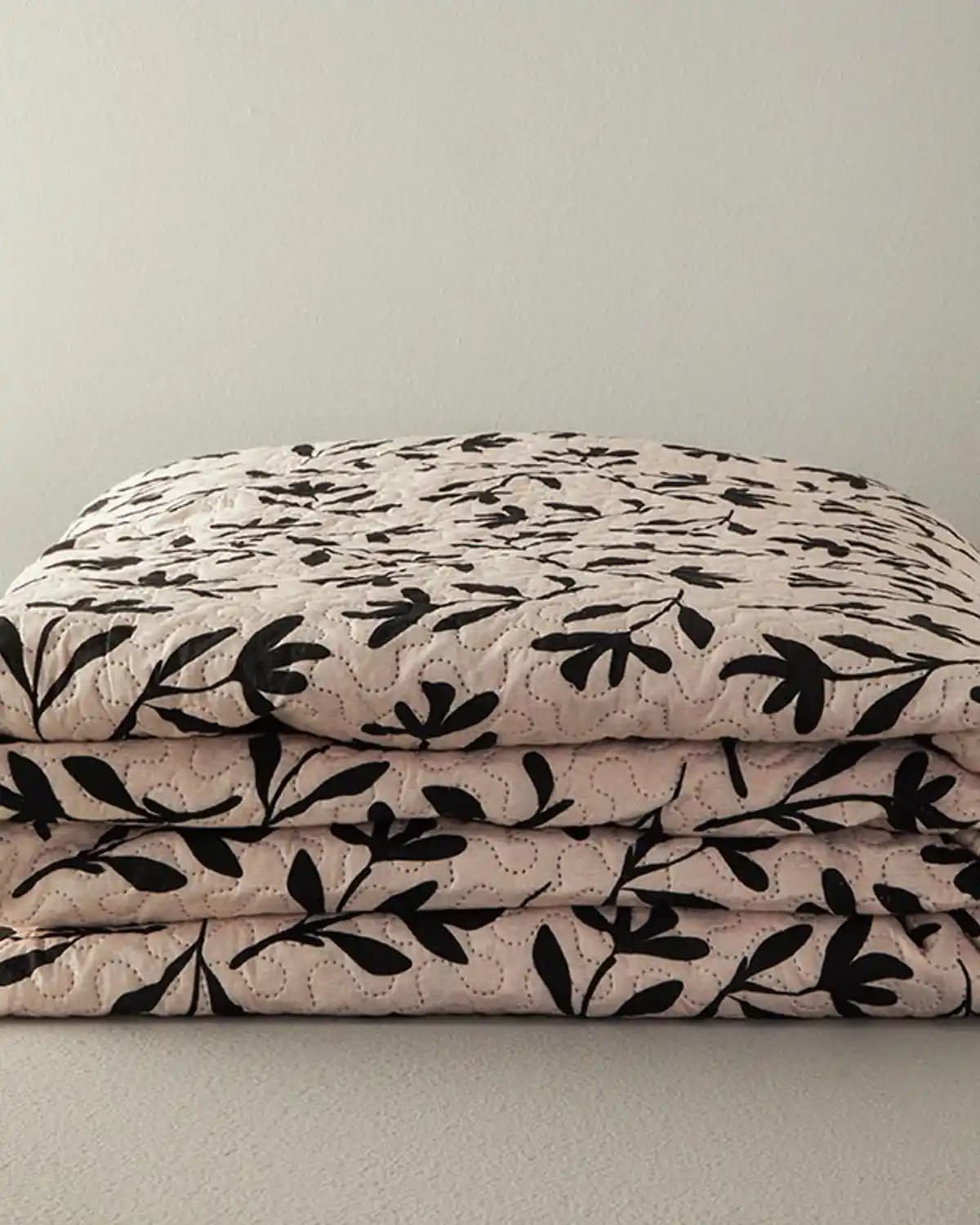 Tek Kişilik Çok Amaçlı Örtüler: Fonksiyonellik ve Estetiğin Birleştiği Pratik Çözümler