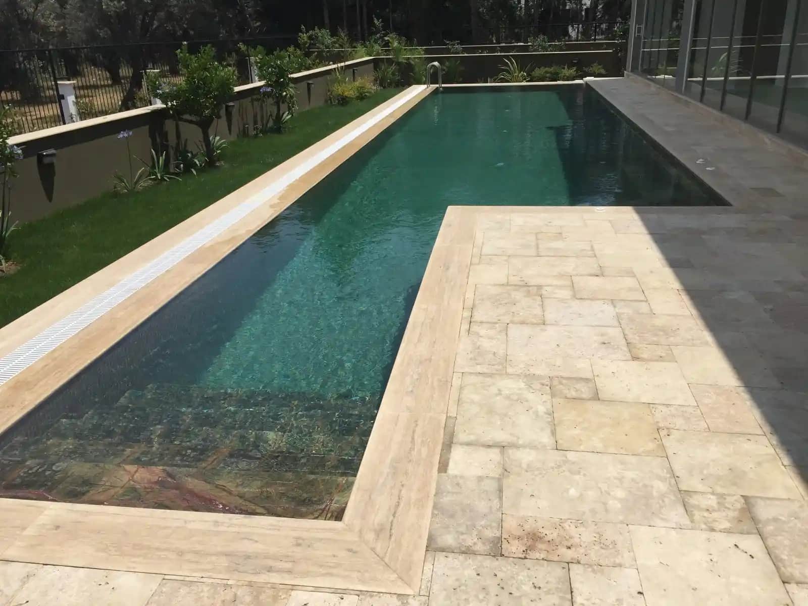 Traverten Kaplama Nedir ve Mekânlara Doğal Estetik Katmanın Yolları