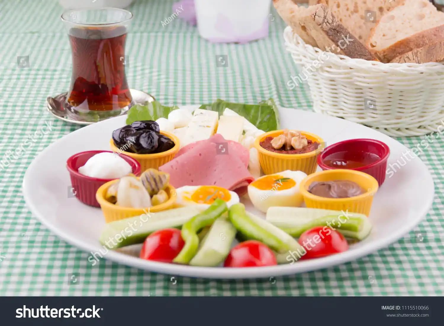 Türk Kahvaltı Tabağı: Geleneksel ve Modern Sunumlarla Estetik ve Fonksiyonellik