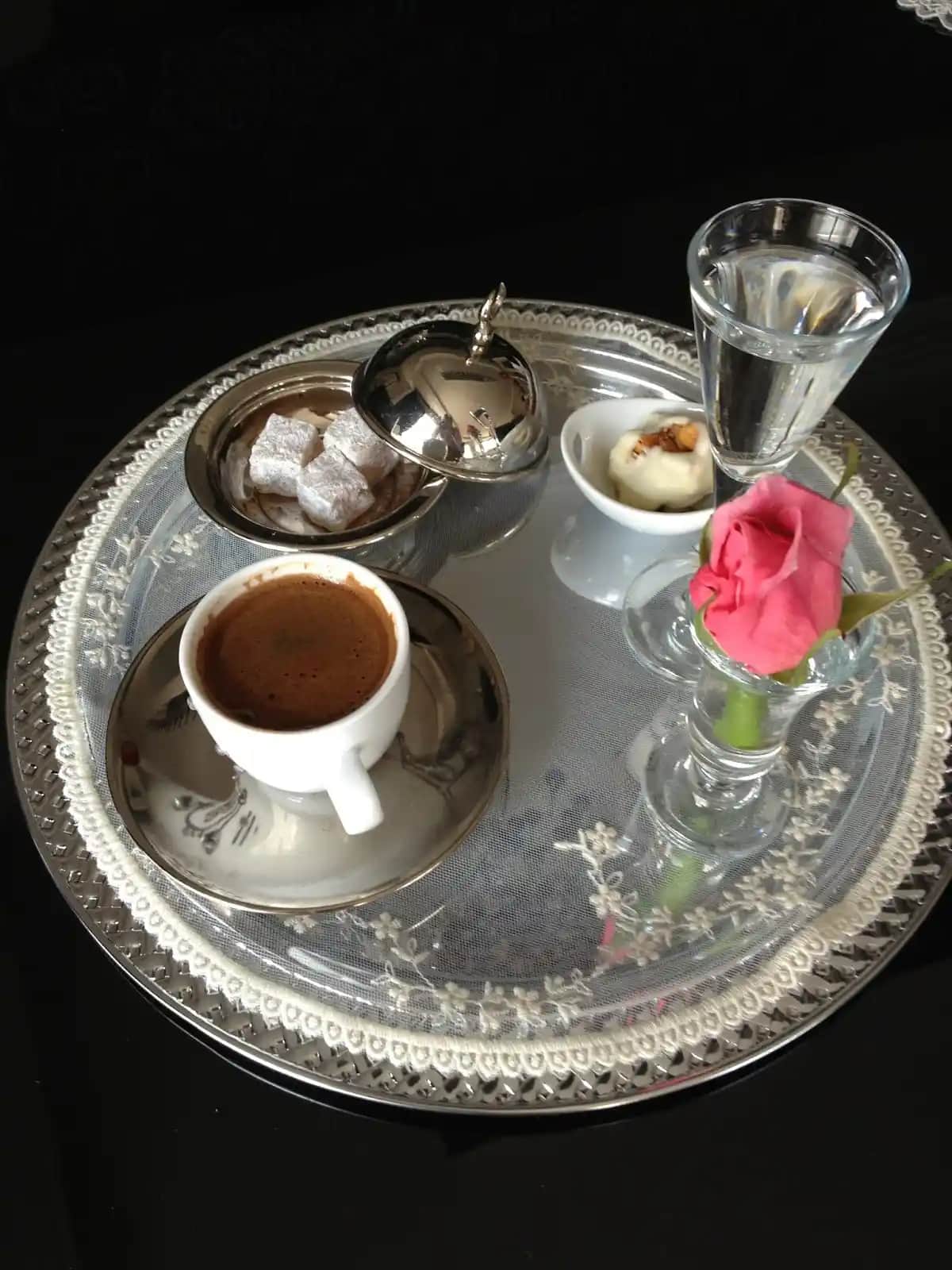 Türk Kahvesi Sunumu: Geleneksel ve Modern Detaylarla Unutulmaz Bir Deneyim