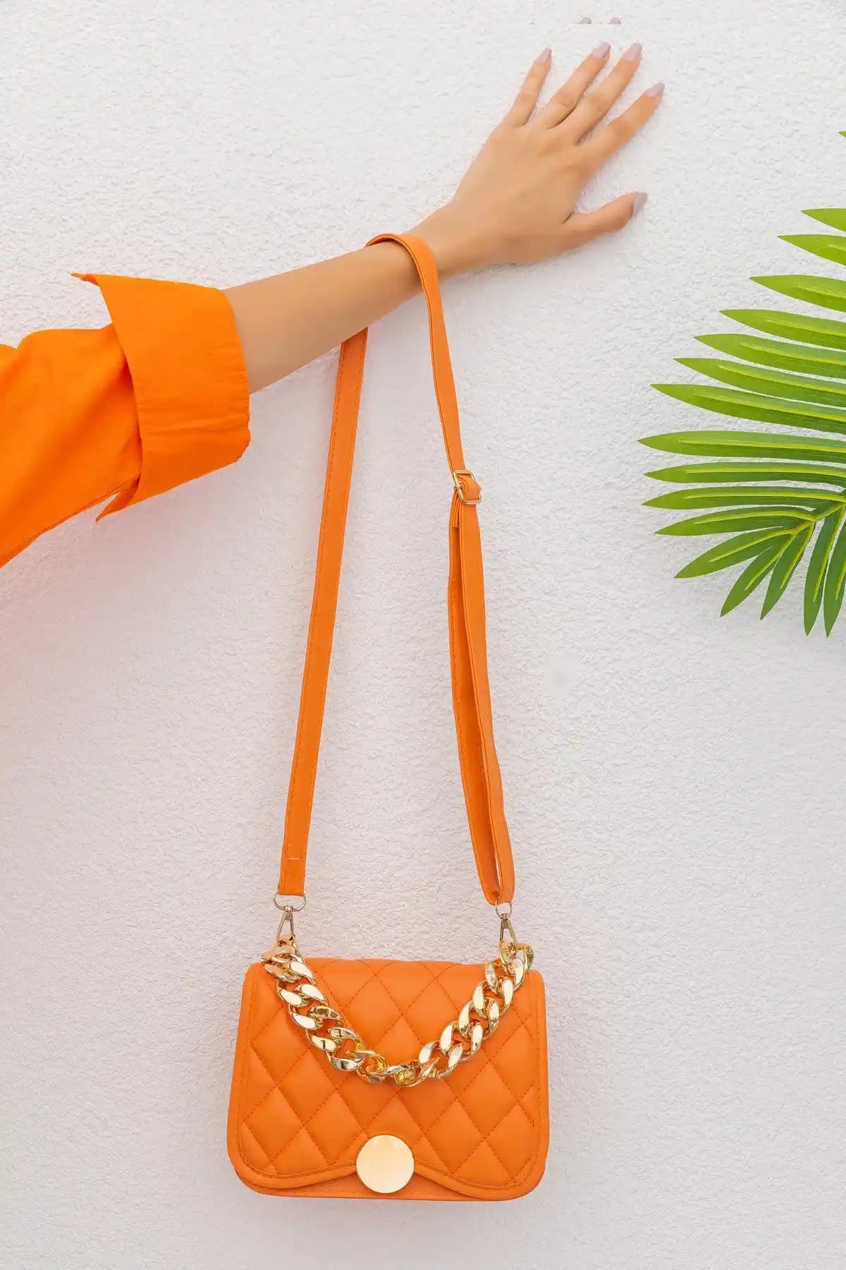 Turuncu Çanta ile Dekorasyonda Canlılık ve Enerji Yaratmanın Yolları