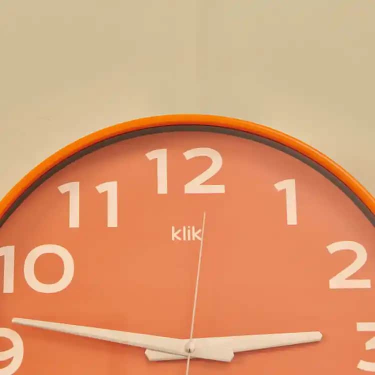 Turuncu Duvar Saati ile Modern ve Enerjik Dekorasyon Fikirleri