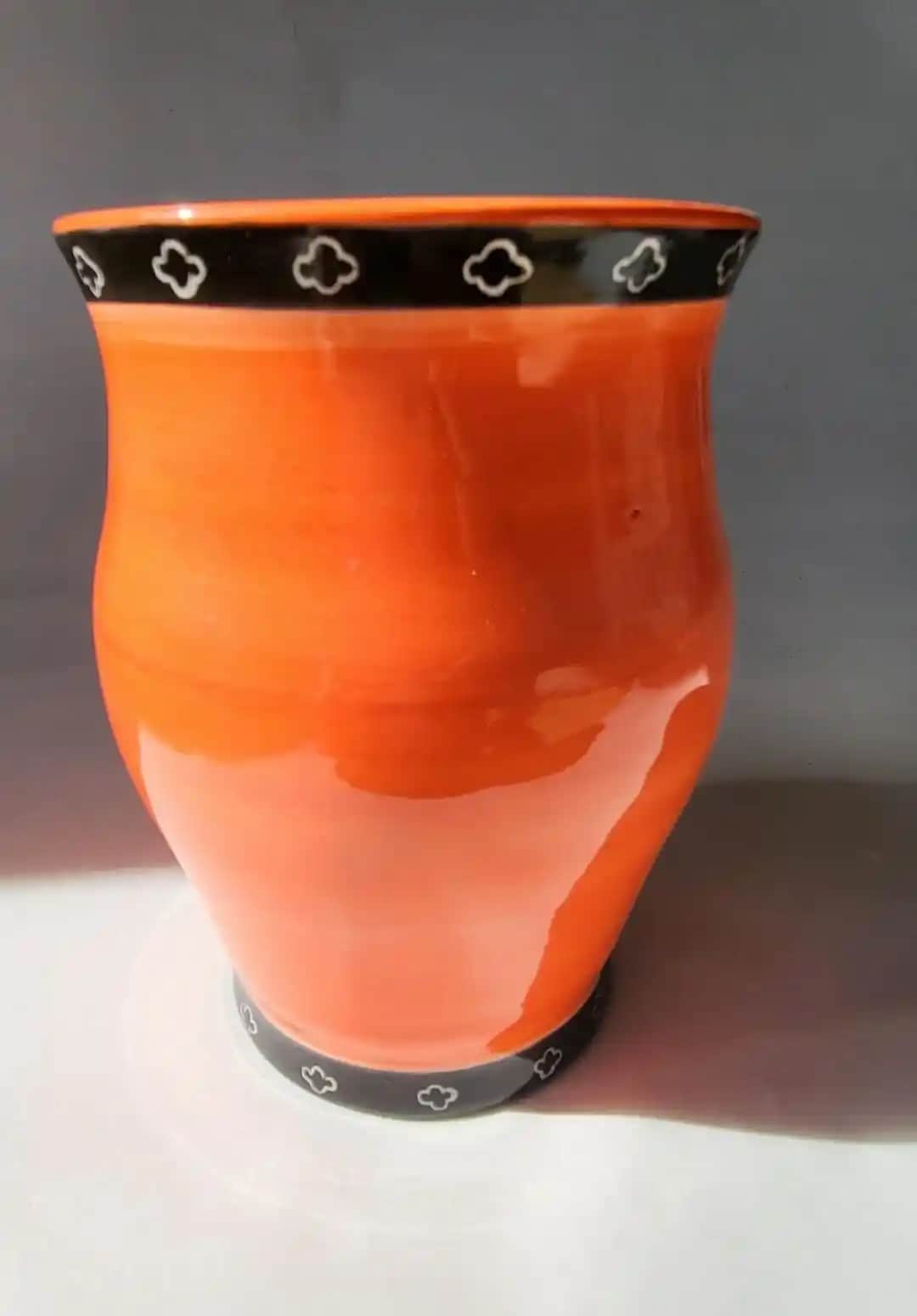 Turuncu Seramiklerle Dekorasyonda Enerjik ve Sıcak Atmosfer Yaratma Rehberi