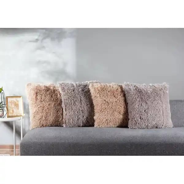 Tüylü Kırlent Kılıflarıyla Ev Dekorasyonunda Şıklık ve Konforun Buluşması