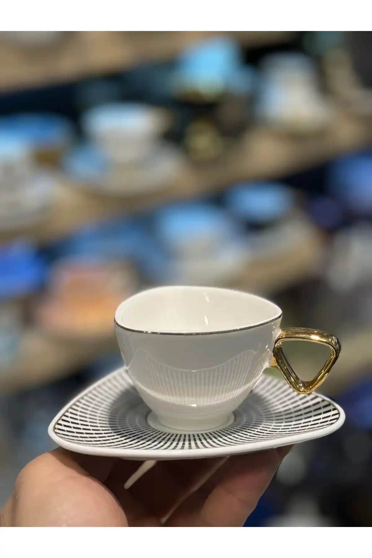 Üçgen Fincan Takımı ile Modern ve Şık Mutfak Dekorasyonunu Yaratın