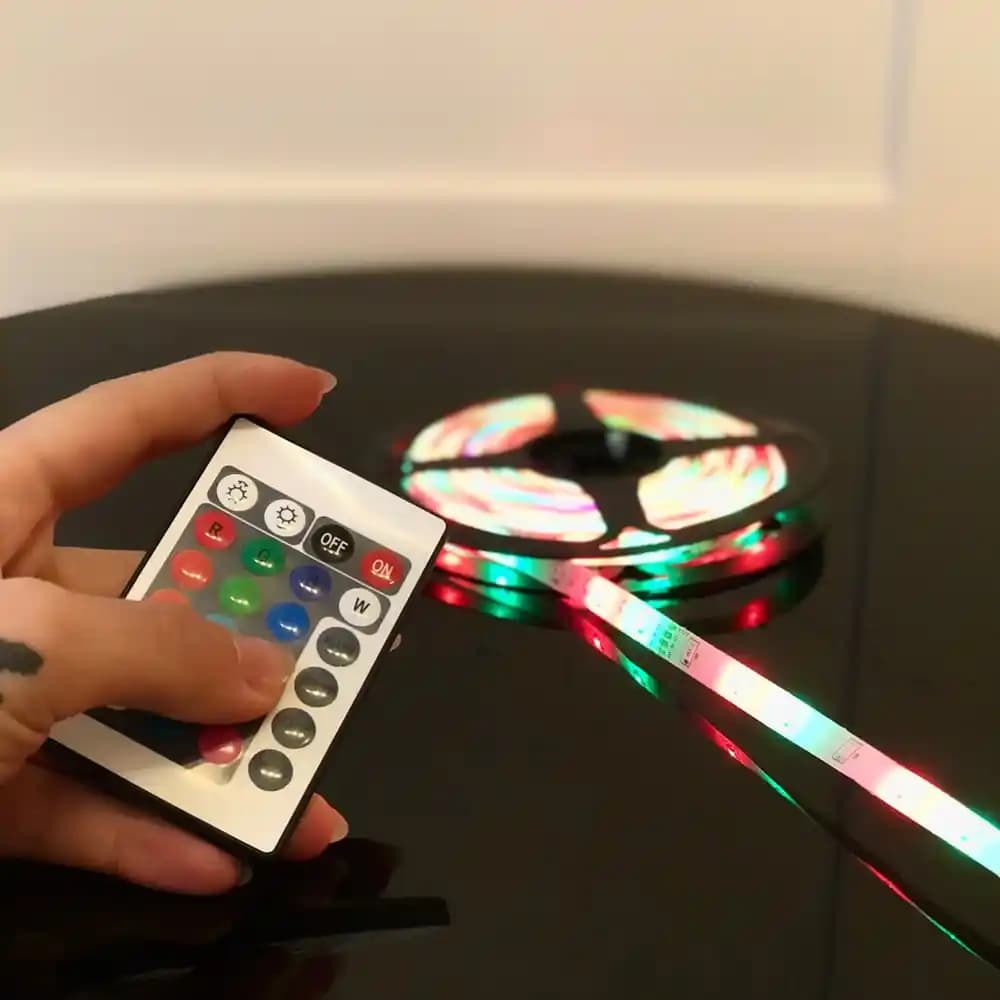 Uzaktan Kumandalı Şerit LEDlerle Modern Dekorasyon ve Mobilya Tasarımı
