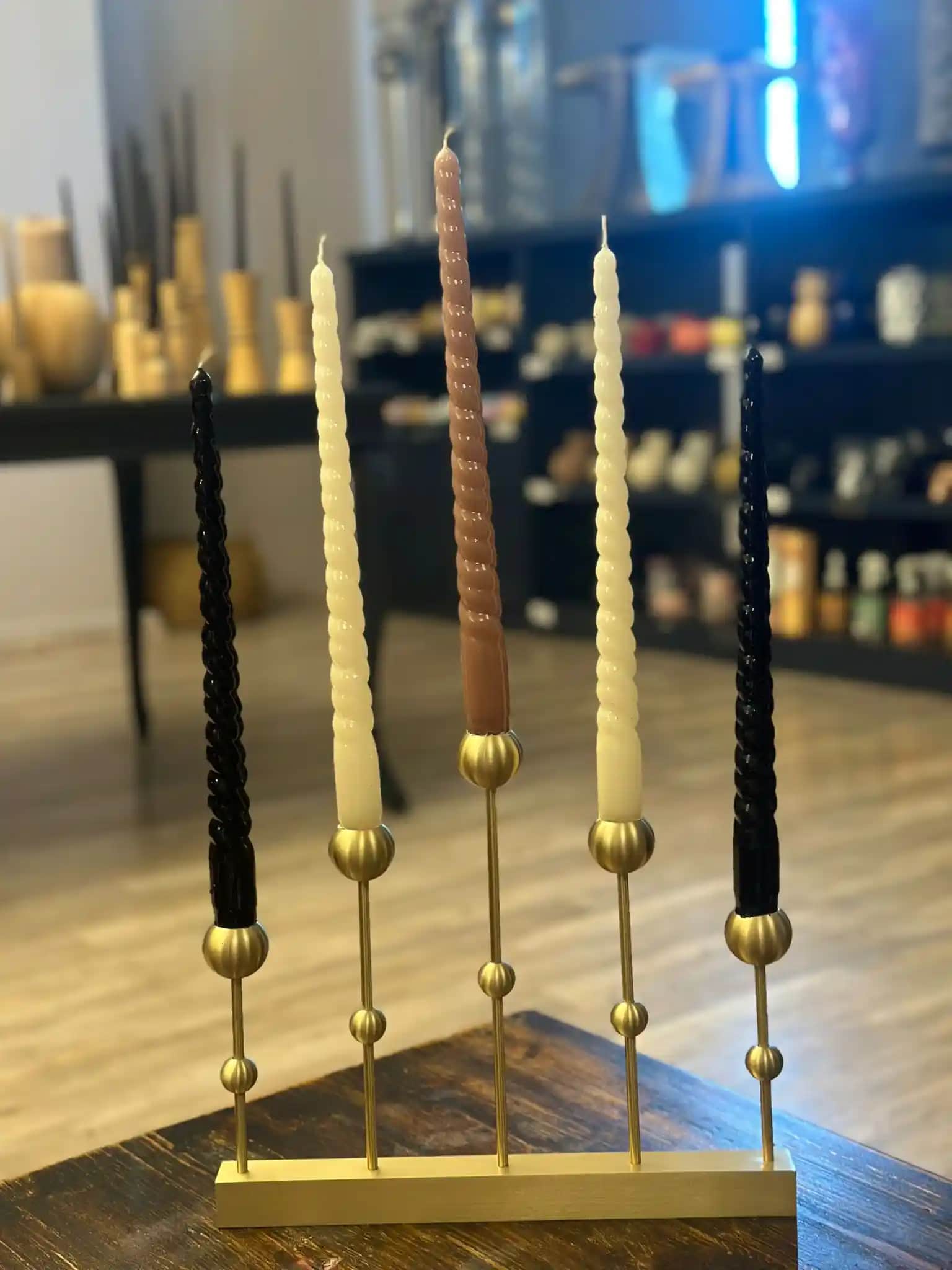 Uzun Mumlar ile Dekorasyonda Zarafet ve Atmosfer Yaratmanın Yolları