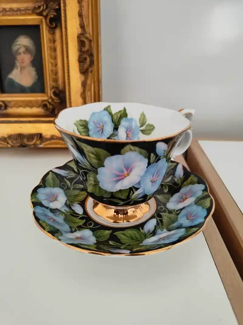 Vintage İngiliz Çay Fincanlarıyla Evinize Zamansız Şıklık Katın Dekorasyon ve Koleksiyon Fikirleri