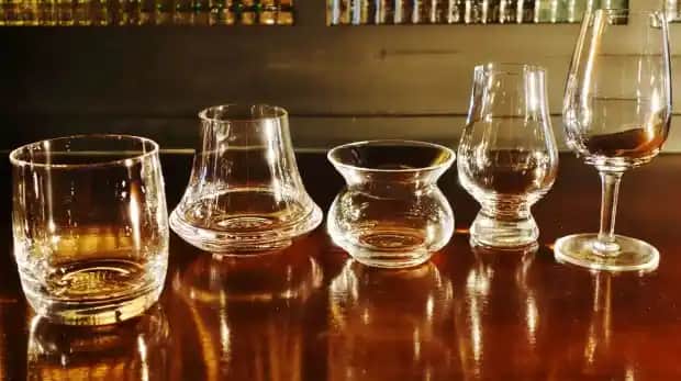 Viski Bardağı Çeşitleri ve Dekorasyonda Kullanım İpuçları