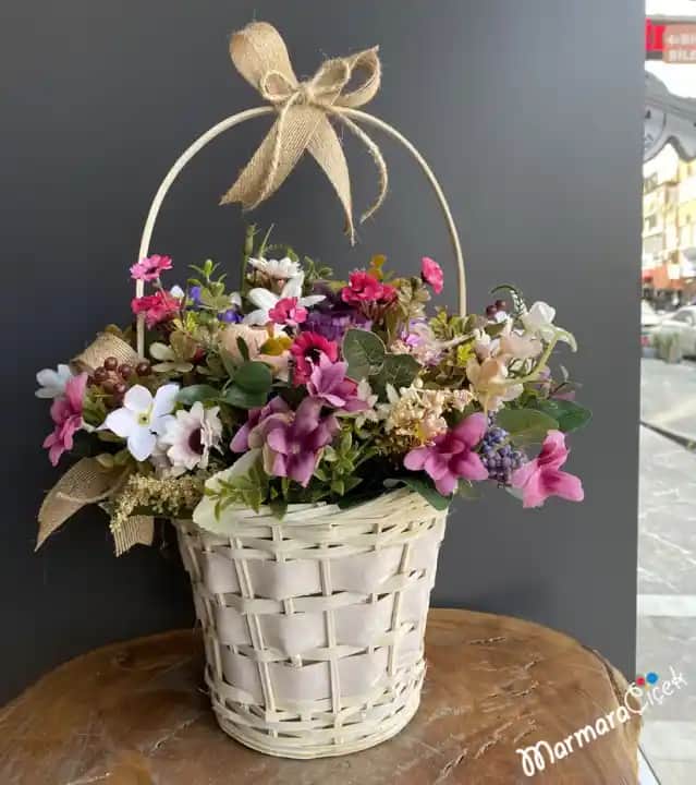 Yapay Kır Çiçekleri ile Dekorasyonunuzu Göz Alıcı ve Dayanıklı Hale Getirin