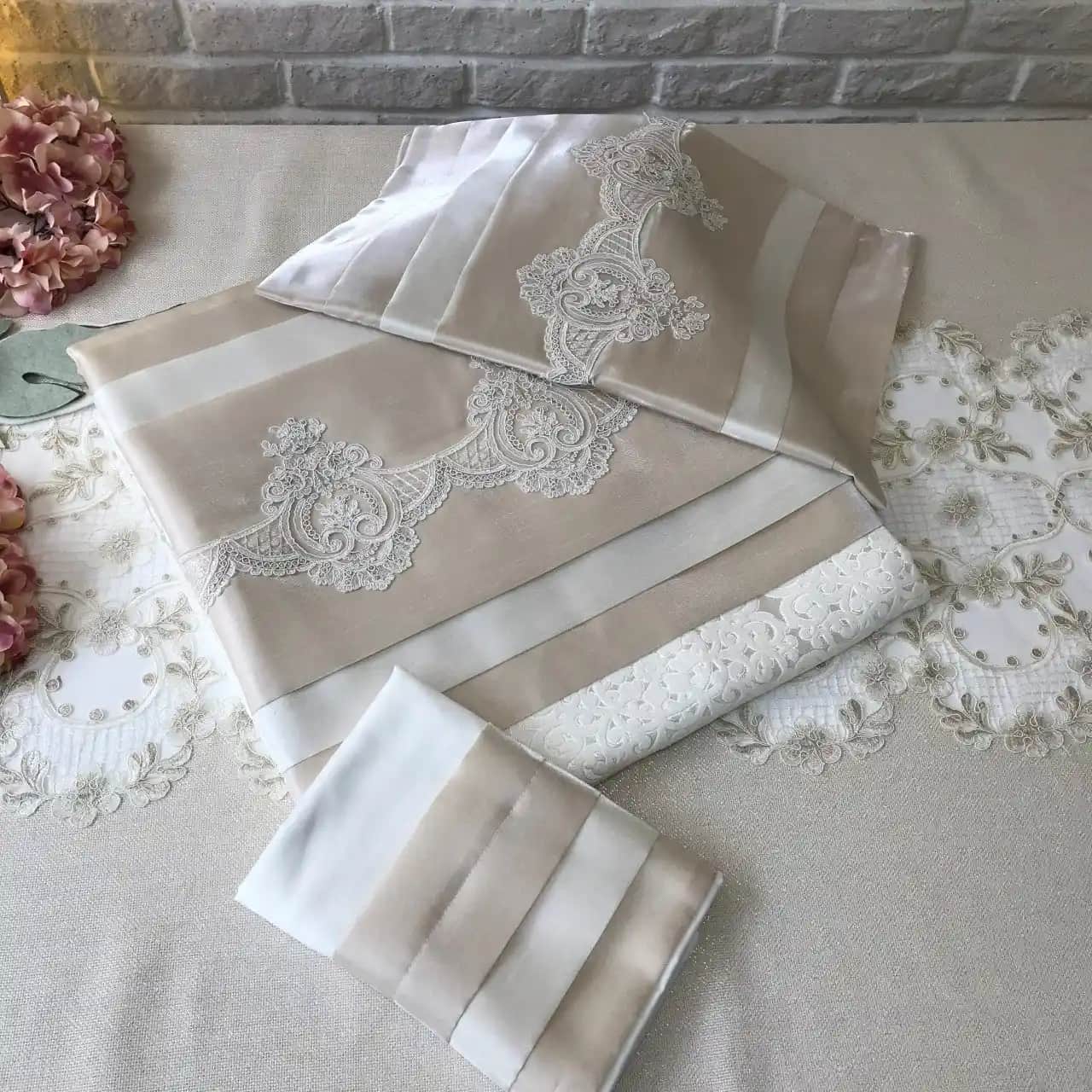 Yatak Odalarınıza Zarafet Katacak Tek Kişilik Dantelli Pike Takımı Seçenekleri