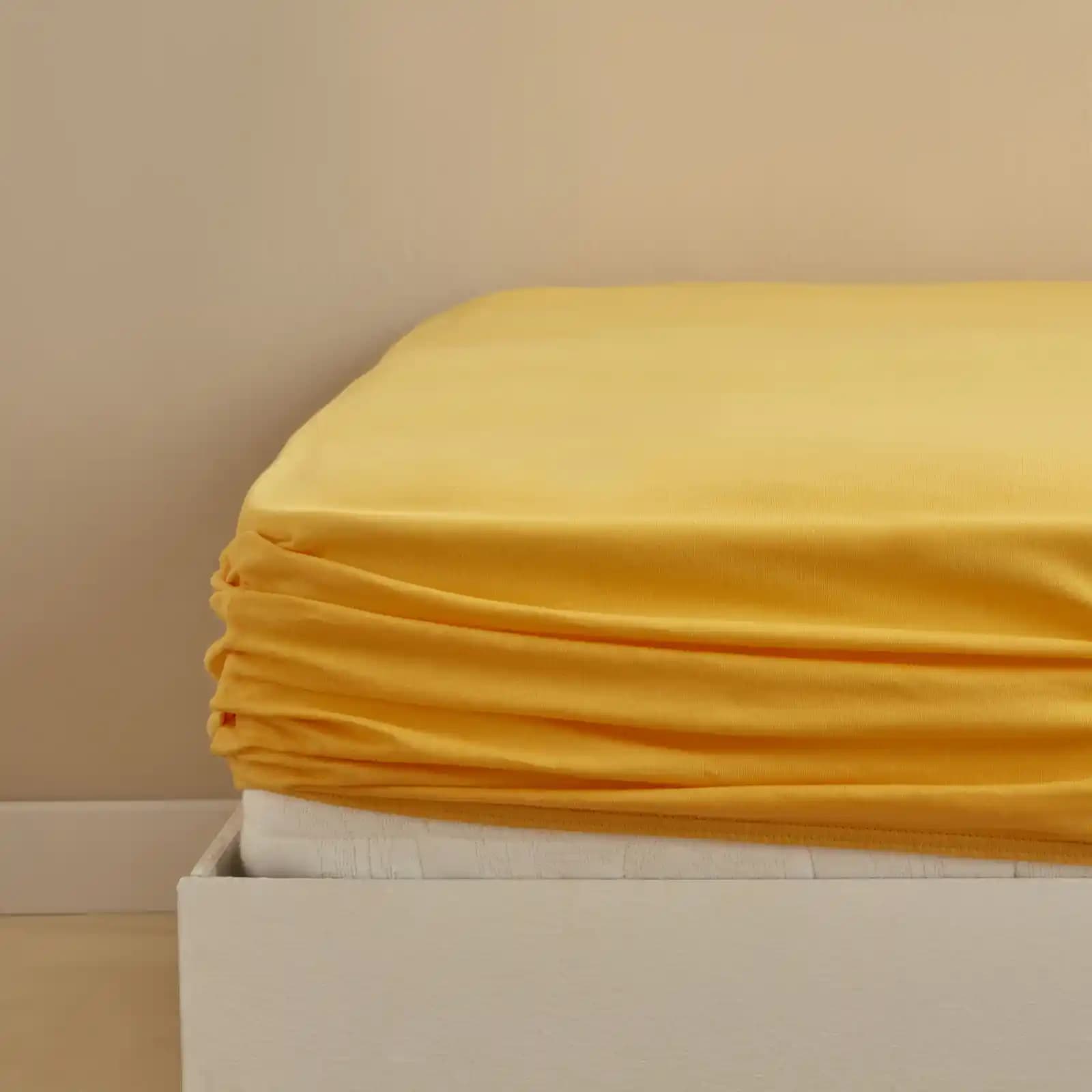 Yatak Odası Dekorasyonunda Sarı Çarşaf Kullanımı ve Stil İpuçları