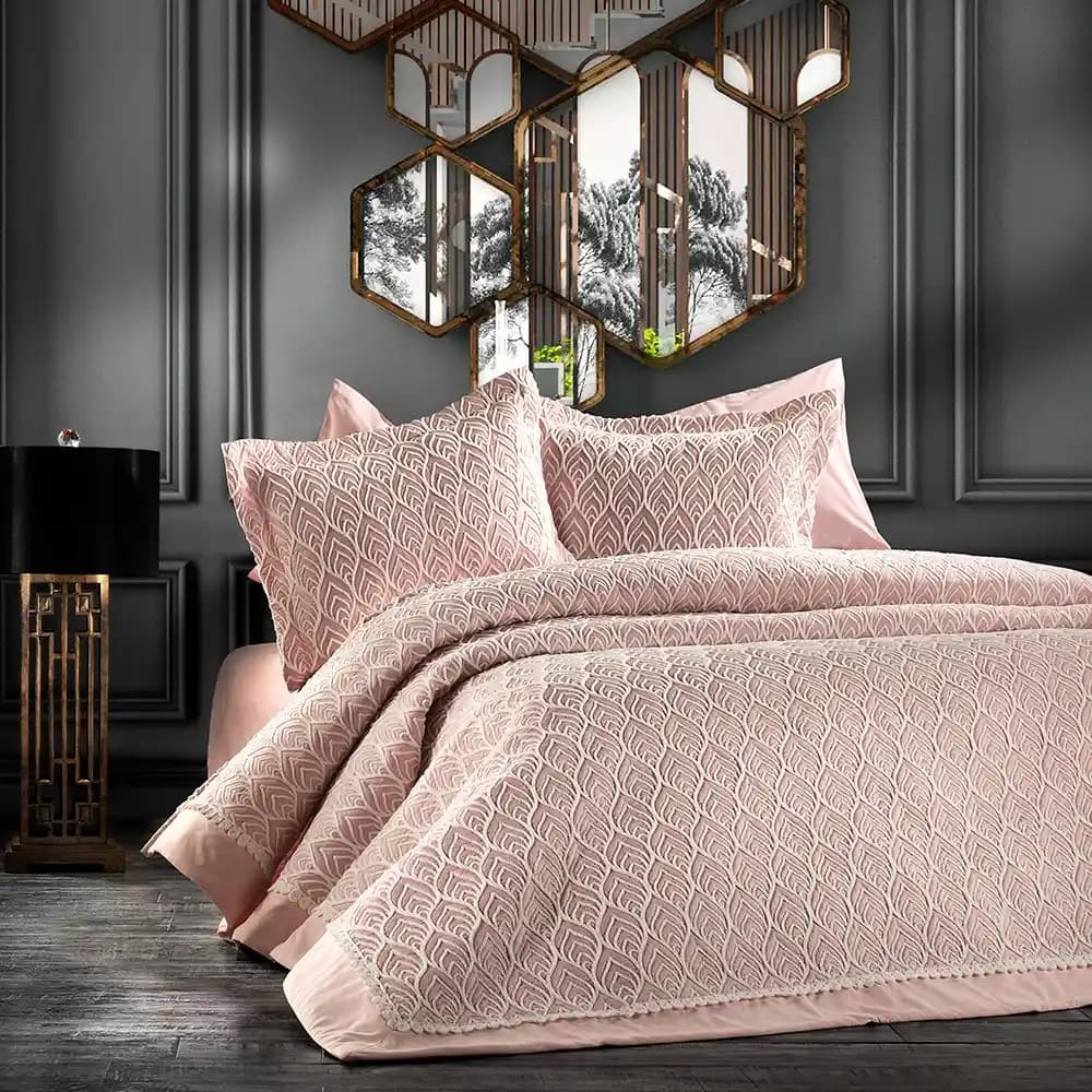 Yatak Odası Dekorasyonunu Tamamlayan Uygun Yatak Örtüsü Seçenekleri ve İpuçları