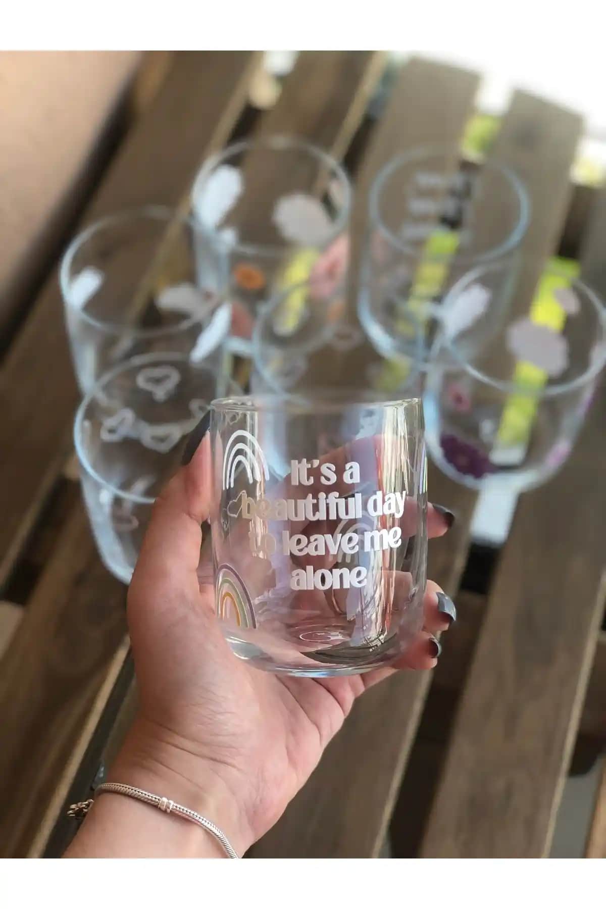 Yazılı Bardakların Dekorasyon ve Mobilyada Kullanımına İlişkin Kapsamlı Rehber