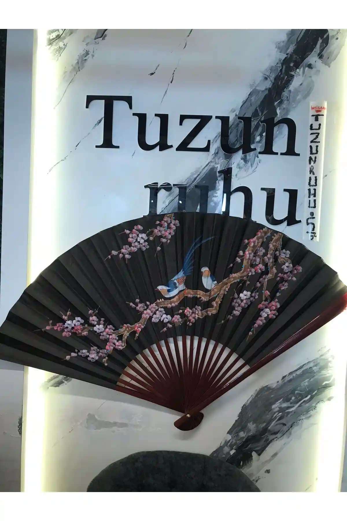 Yelpaze Duvar Süsü ile Mekânlarınıza Hareket ve Estetik Katmanın En Şık Yolu