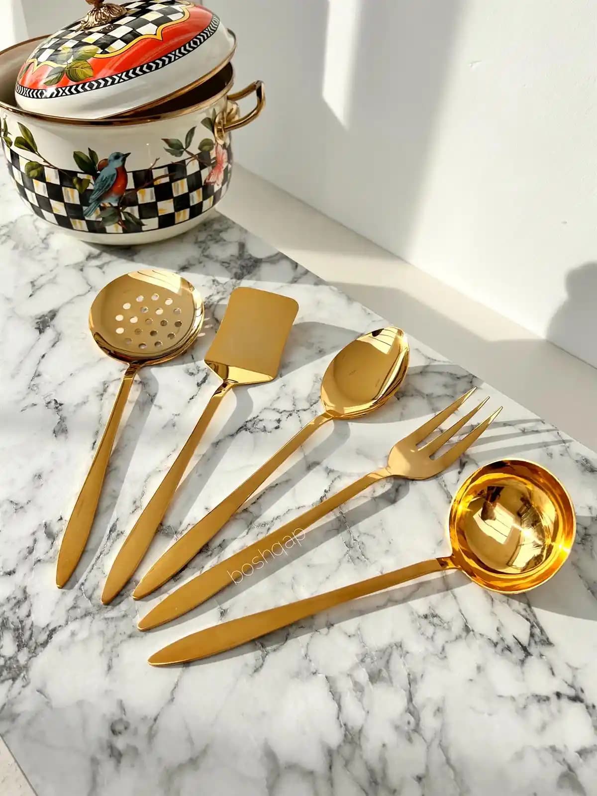 Yemek Servis Setleriyle Sofralarınıza Şıklık Katmanın Yöntemleri ve Dekorasyon İpuçları