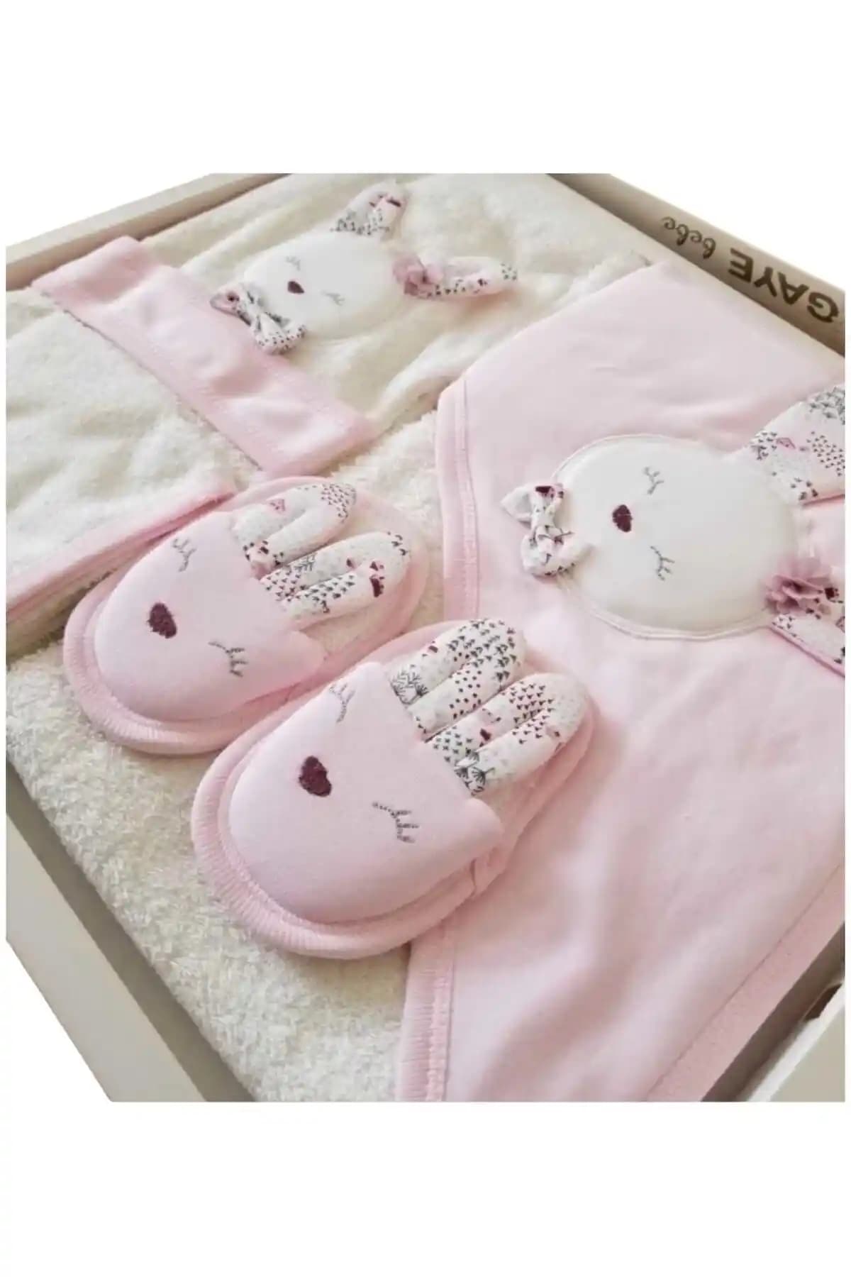 Yenidoğan Bornozlarıyla Miniklerin Konforunu Artıran Doğru Seçenekler ve Öneriler