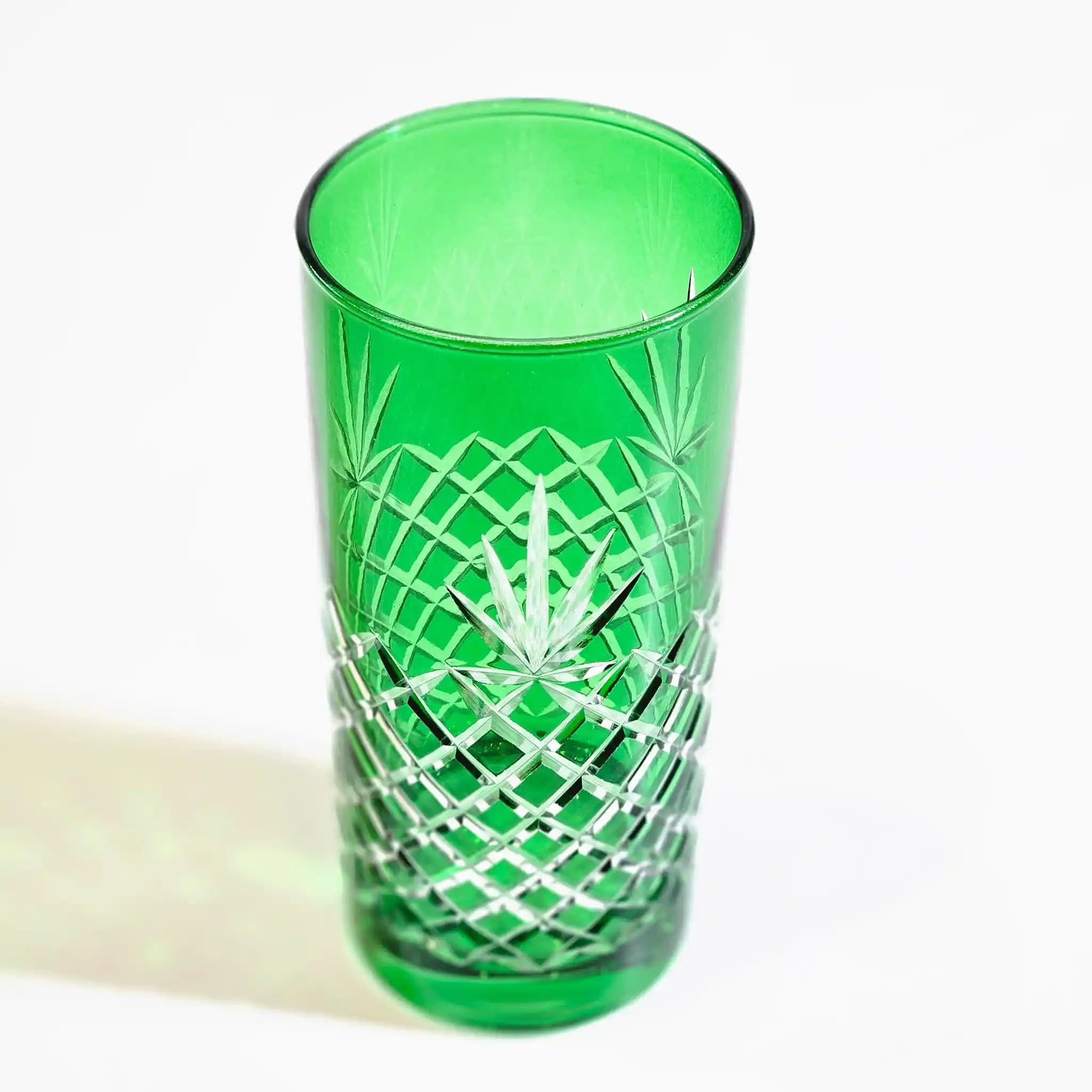 Yeşil Bardaklar ile Dekorasyonunuza Canlı ve Şık Bir Dokunuş Katın