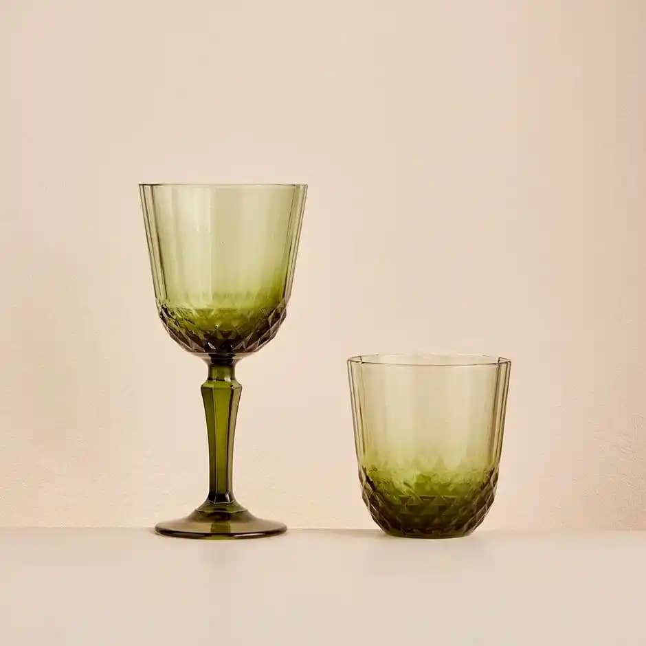 Yeşil Kadeh ile Doğa Temalı Sürdürülebilir ve Estetik Dekorasyon Trendleri