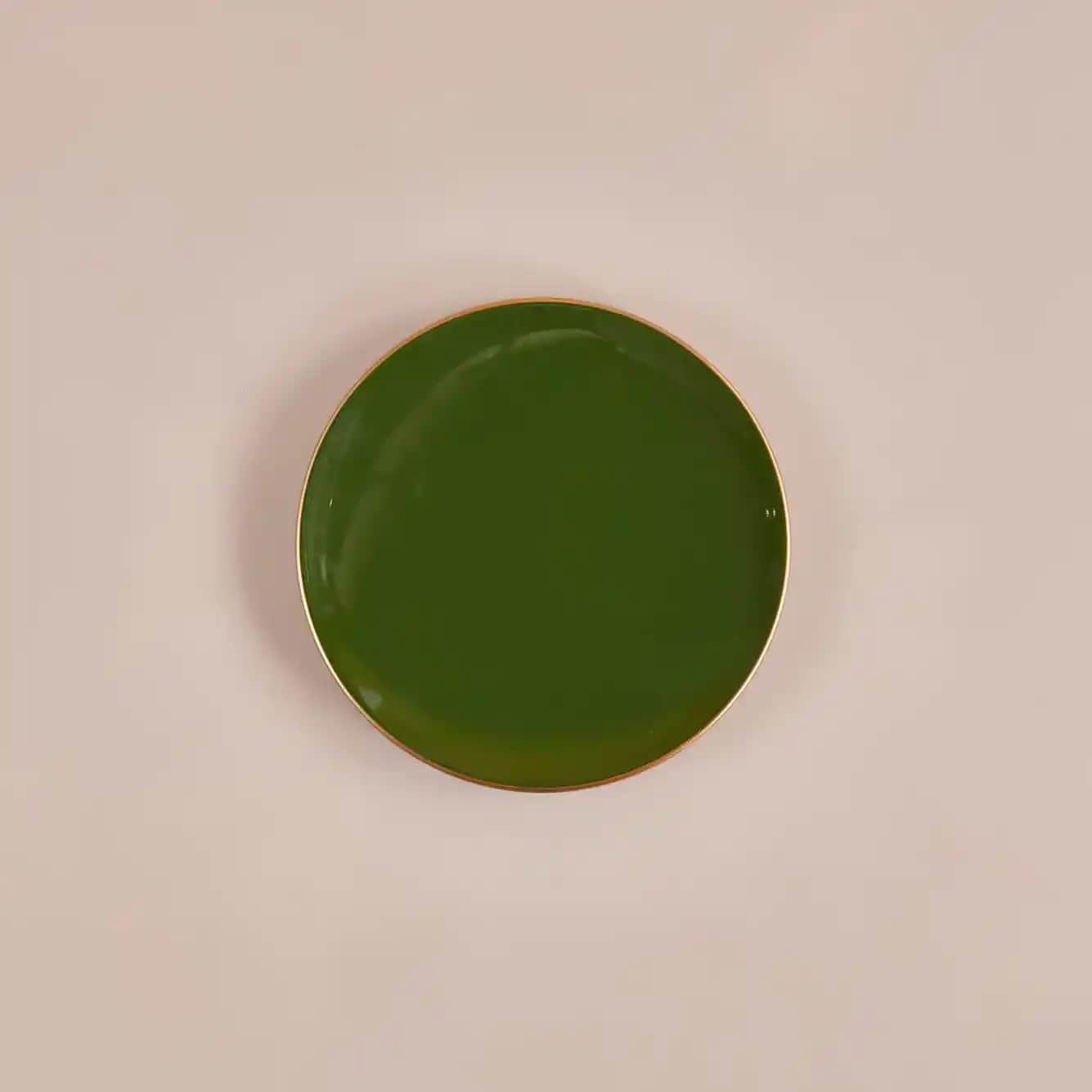 Yeşil Pasta Tabağı Dekorasyonunda Doğanın Tazeliği ve Zarafeti