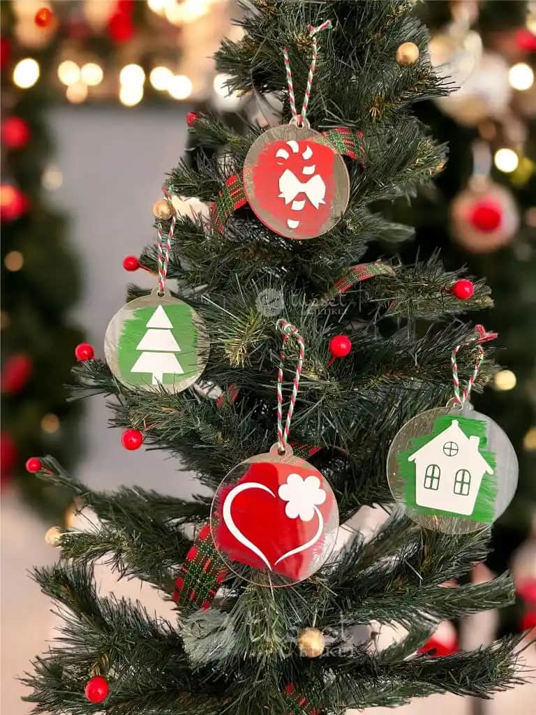 Yılbaşı Cam Süsleriyle Ev Dekorasyonunda Şıklık ve Büyüleyici Atmosfer Yaratma Rehberi