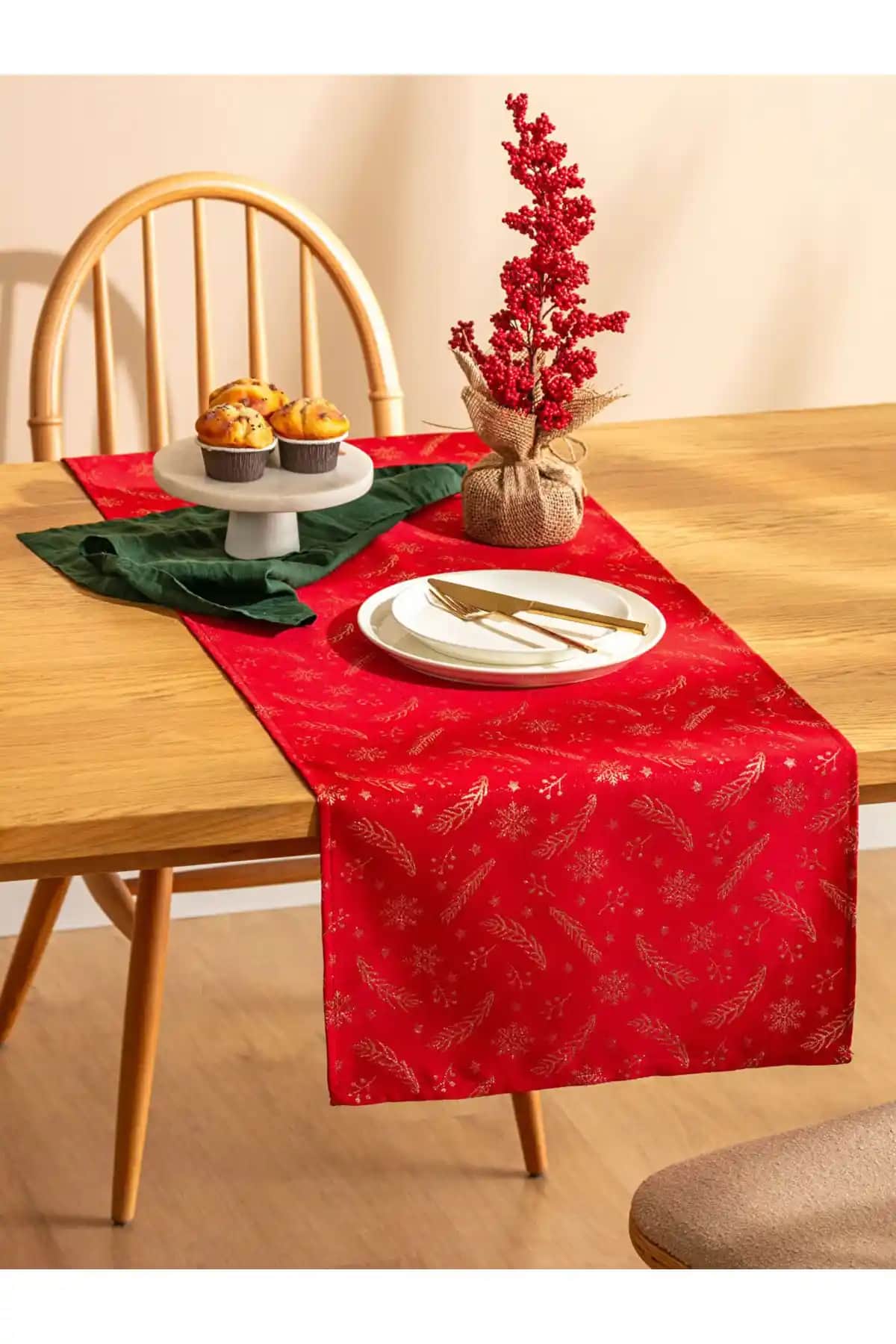 Yılbaşı Masa Dekorasyonunda Şıklık ve Fonksiyonellik İçin En İyi Yılbaşı Runner Seçenekleri