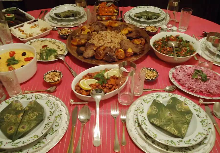 Yılbaşı Sofrası Dekorasyonu ve Mobilya Seçenekleriyle Unutulmaz Bir Akşam Yaratın