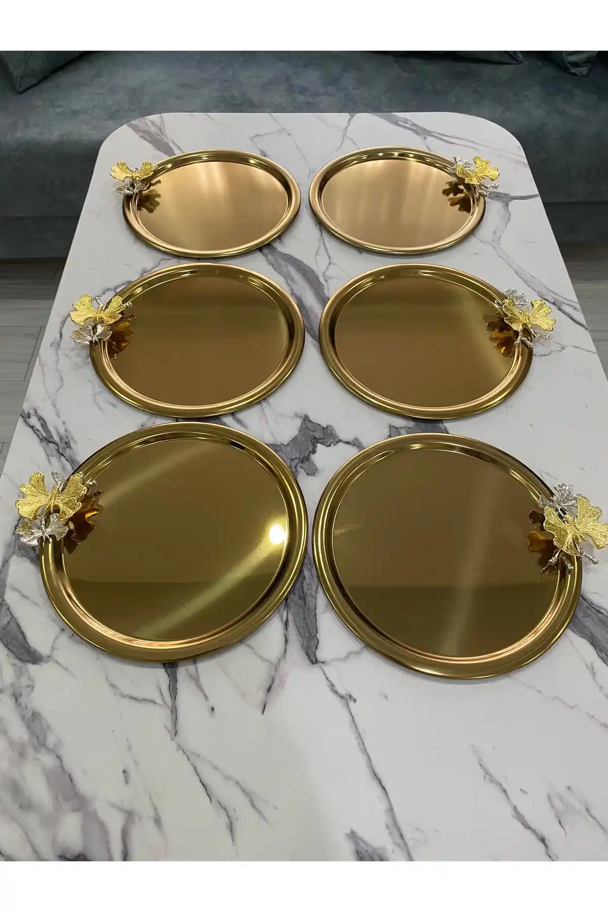 Yuvarlak Sunum Tepsileri ile Dekorasyon ve Mobilyada Şıklık ve Fonksiyonellik