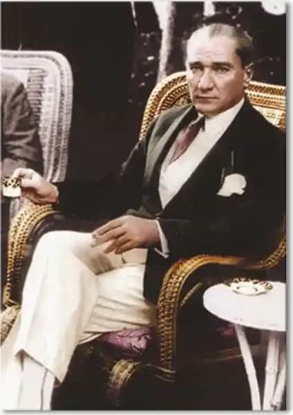 Atatürk Temalı Kanvas Tablo Karşılaştırması: Estetik ve Kalite Analizi