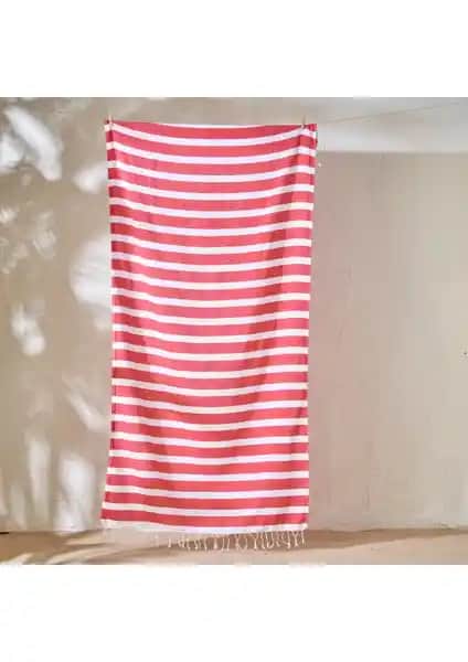 Bella Maison ve Green Petition Plaj Havlusu Karşılaştırması: Malzeme ve Özellikler Analizi